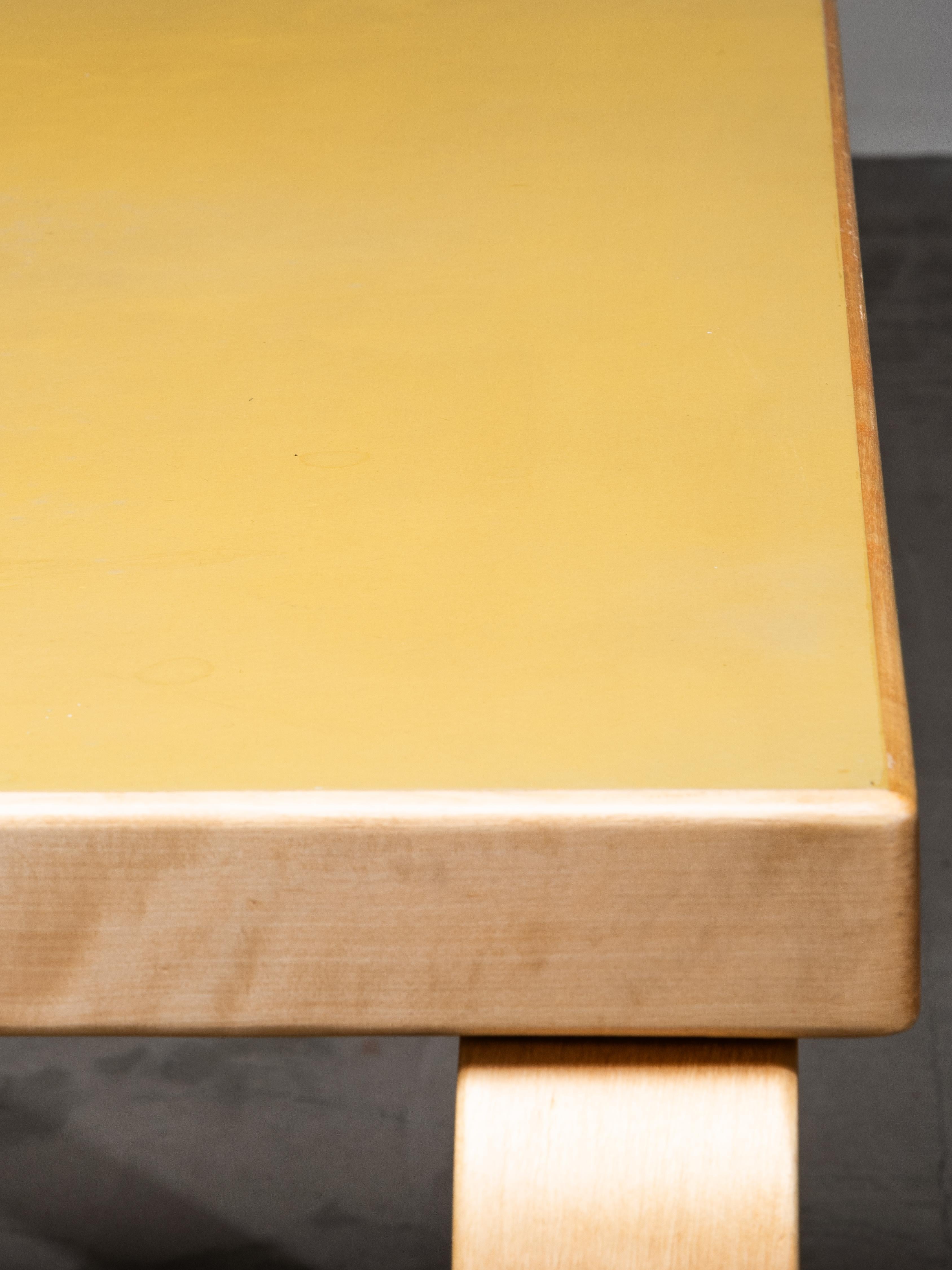 Mid-Century Model 82 Table with Yellow Linoleum by Alvar Aalto, Artek, Finland in vendita 9