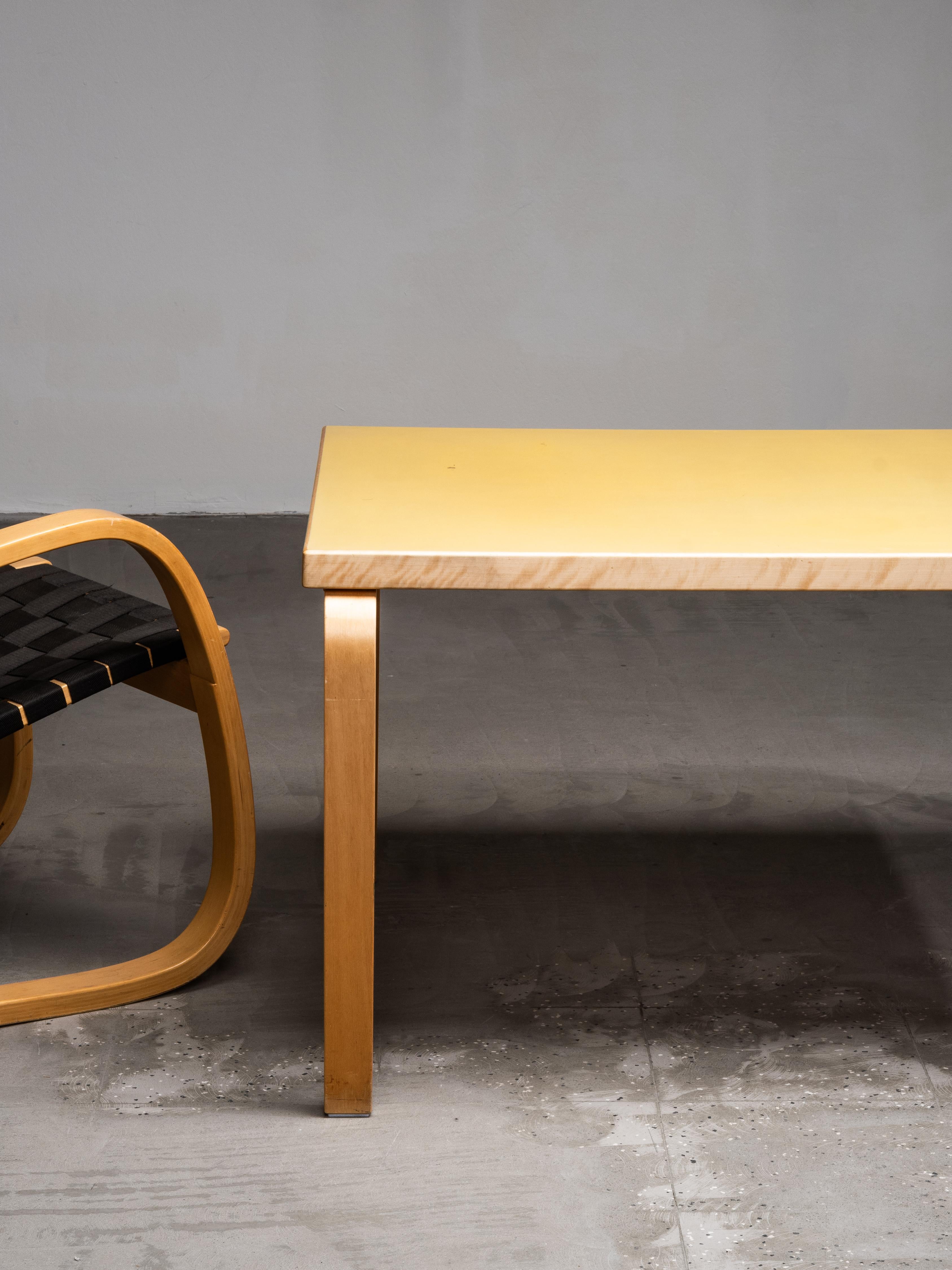 Mid-Century Model 82 Table with Yellow Linoleum by Alvar Aalto, Artek, Finland in vendita 10