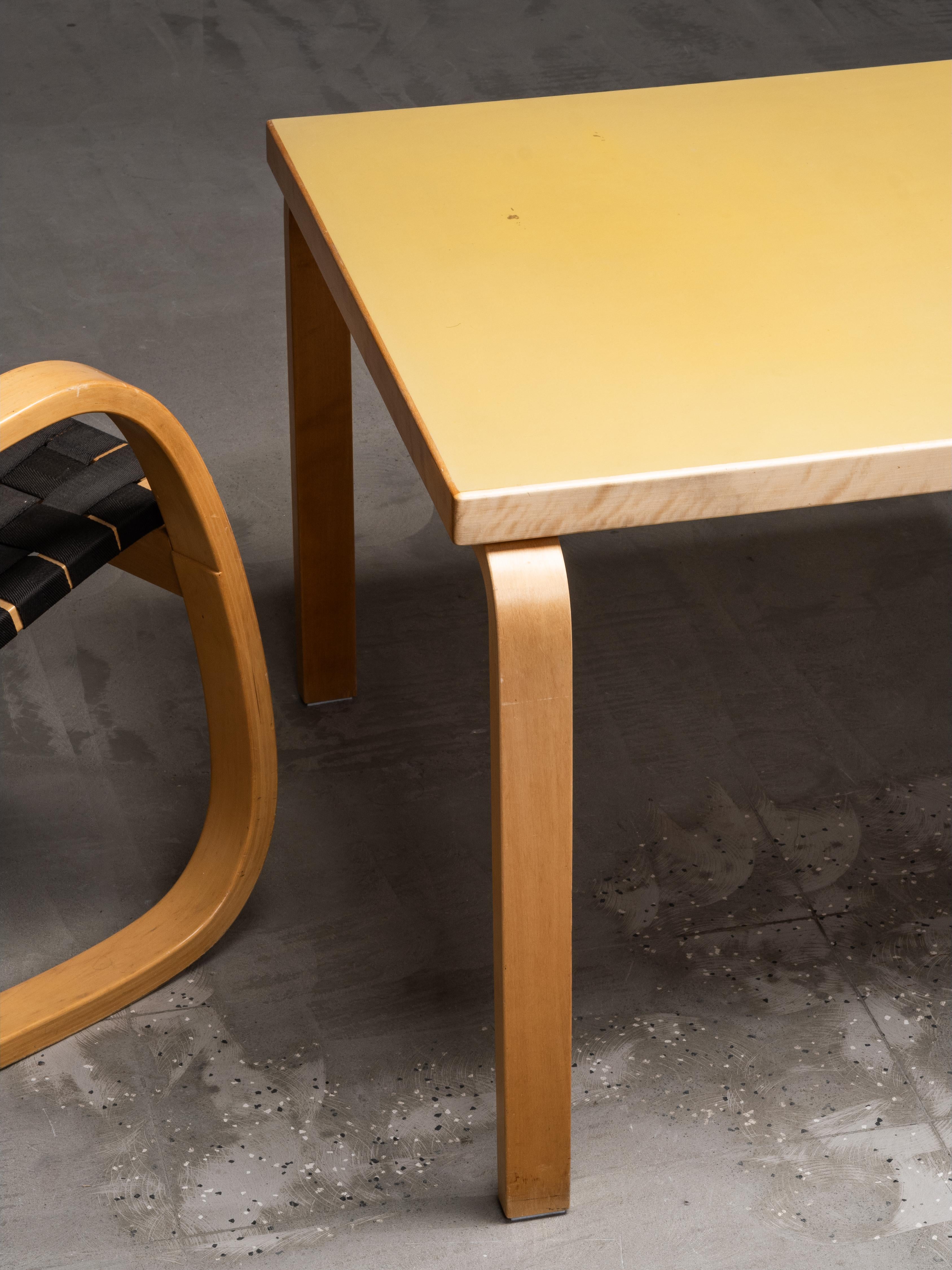 Mid-Century Model 82 Table with Yellow Linoleum by Alvar Aalto, Artek, Finland in vendita 11