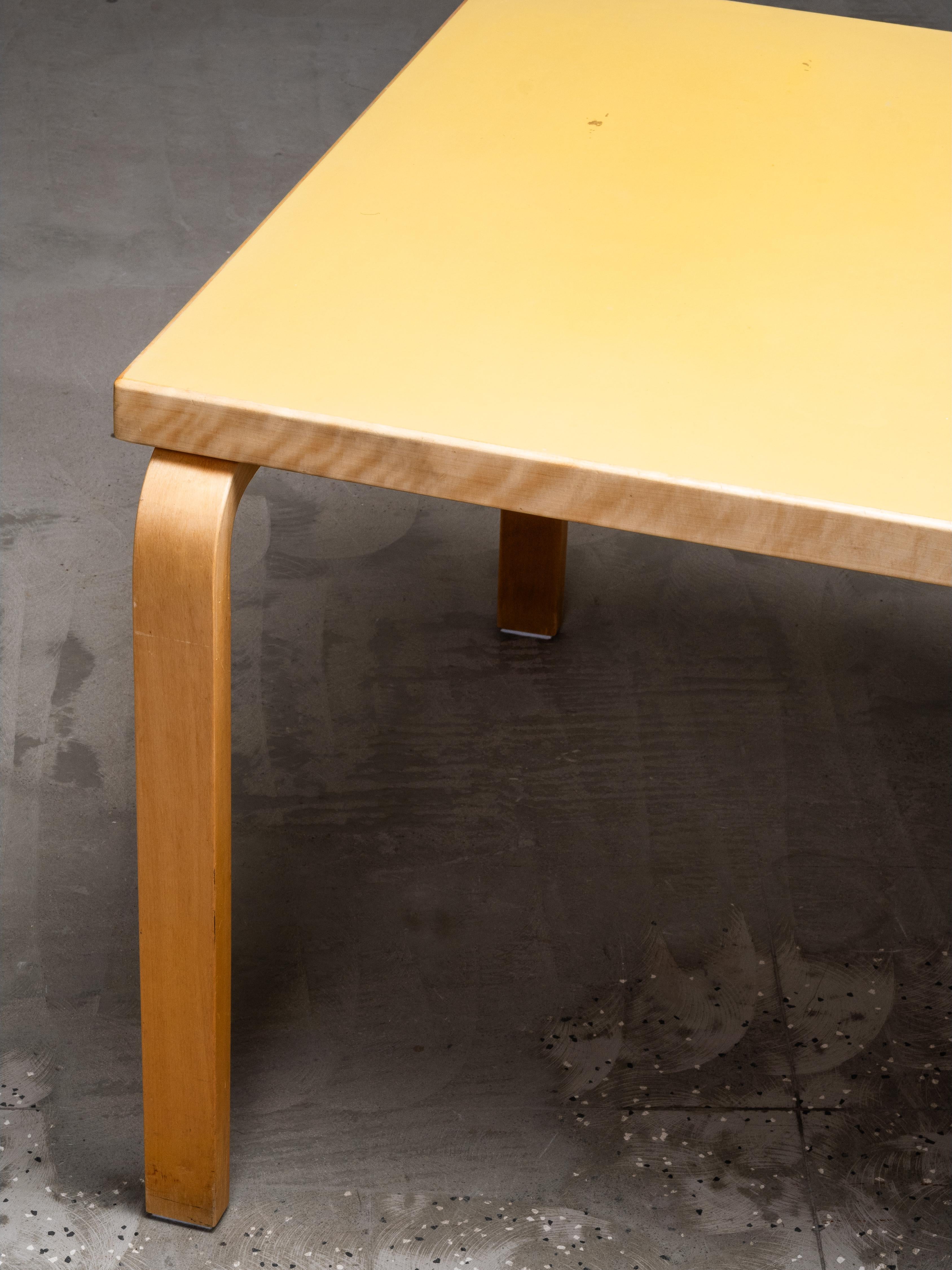 Scandinavo moderno Mid-Century Model 82 Table with Yellow Linoleum by Alvar Aalto, Artek, Finland in vendita