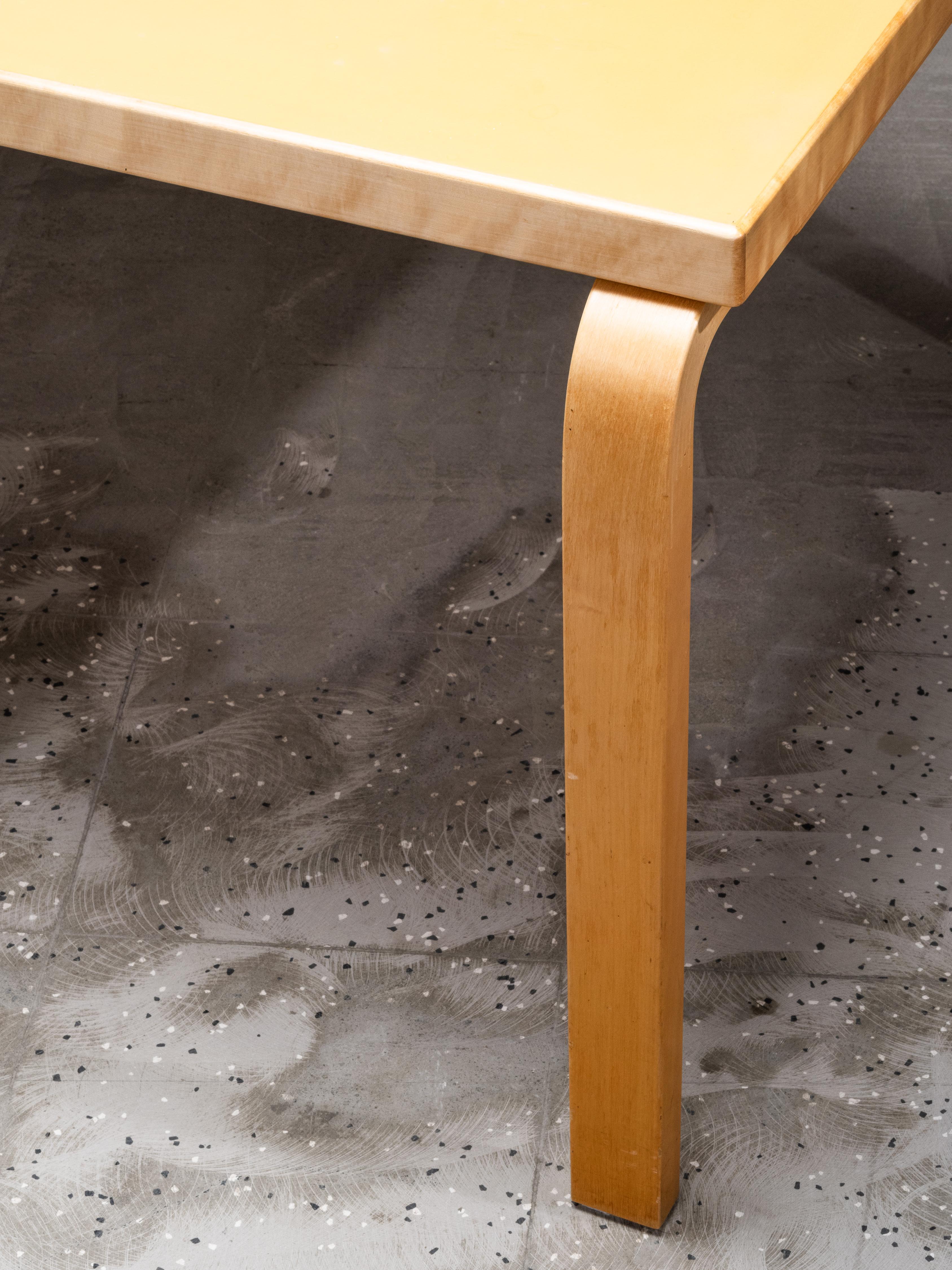 Finlandese Mid-Century Model 82 Table with Yellow Linoleum by Alvar Aalto, Artek, Finland in vendita