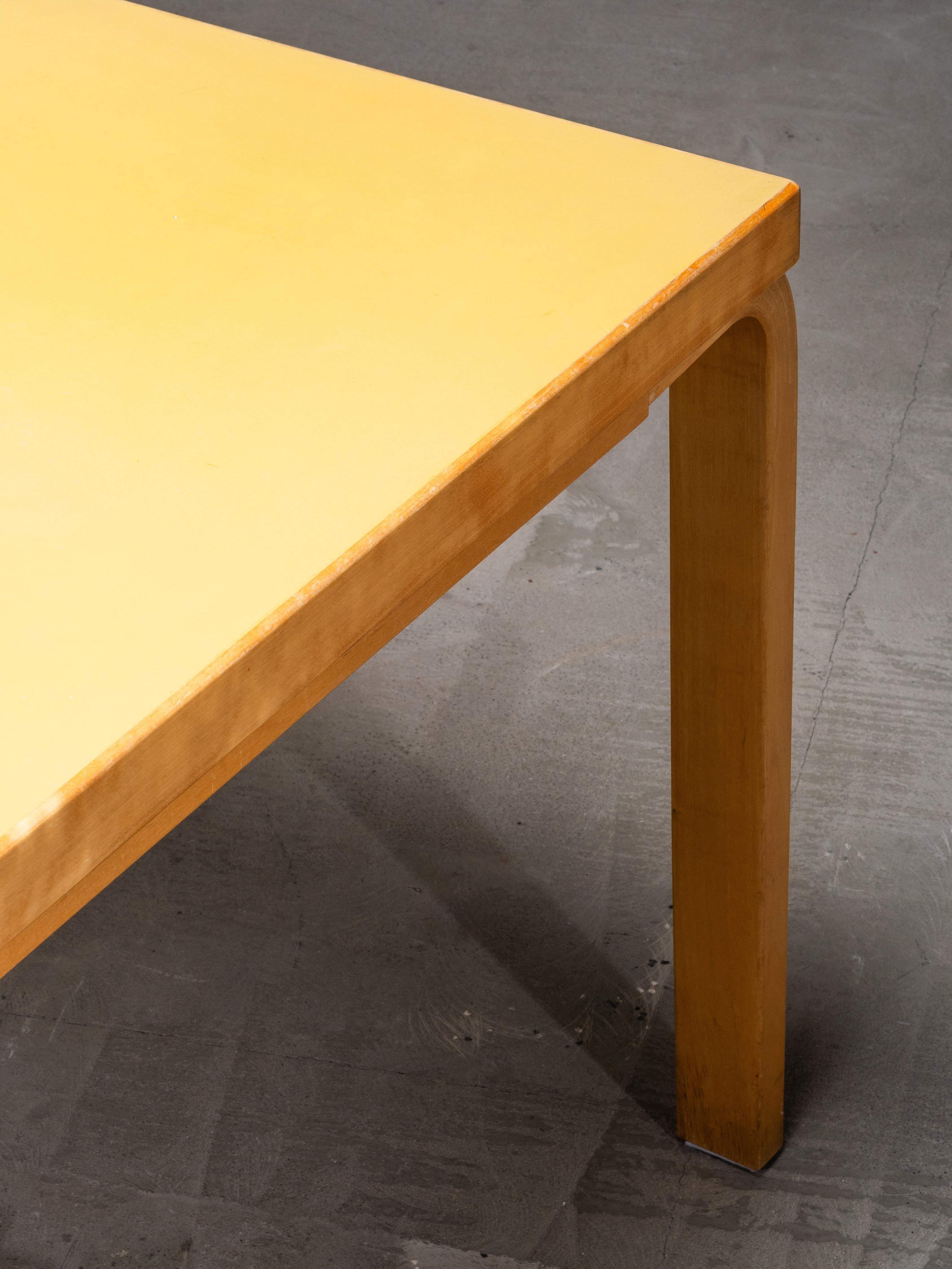 Mid-Century Model 82 Table with Yellow Linoleum by Alvar Aalto, Artek, Finland In condizioni buone in vendita a Karis, Nyland