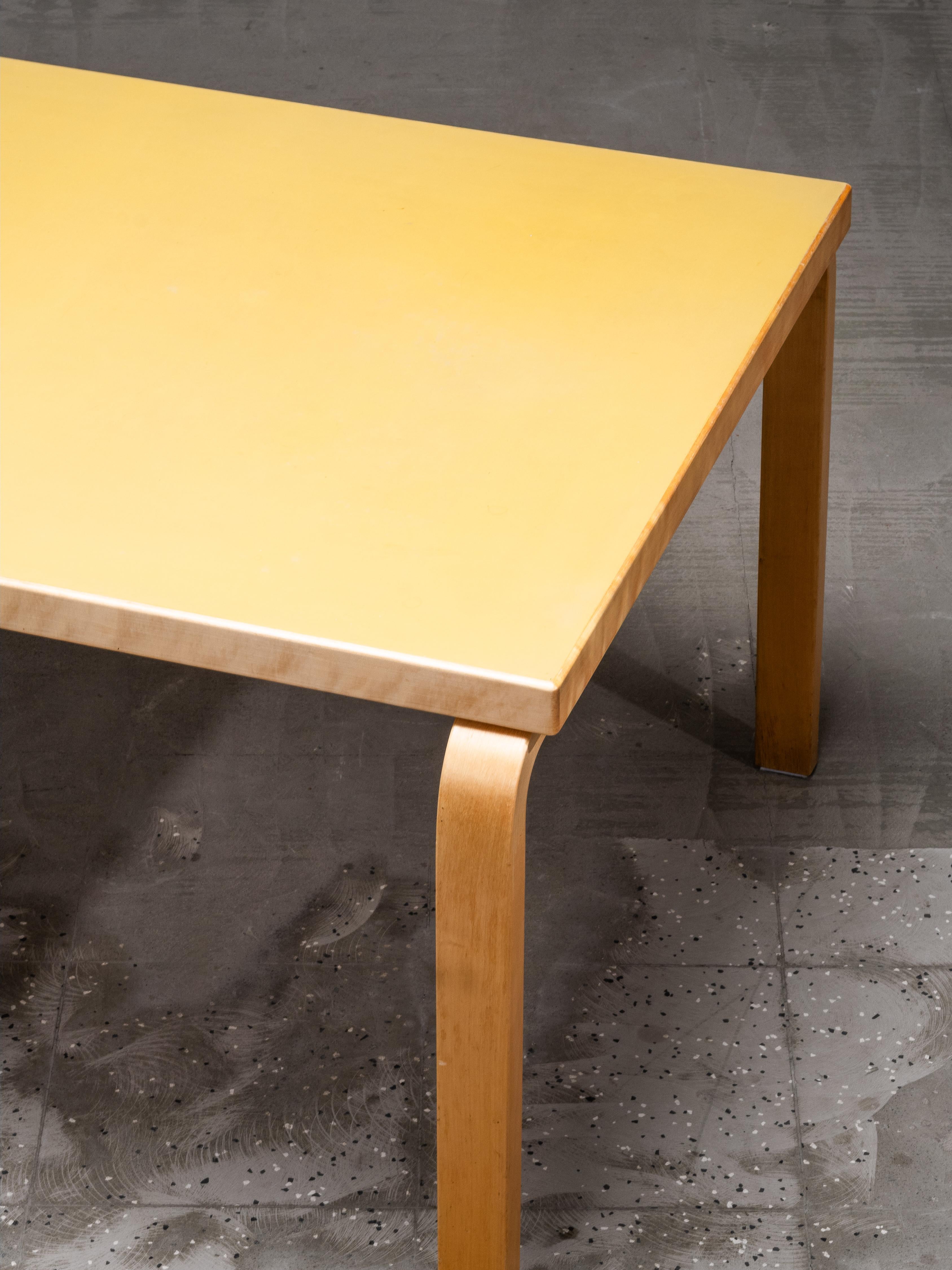 Formica Mid-Century Model 82 Table with Yellow Linoleum by Alvar Aalto, Artek, Finland in vendita