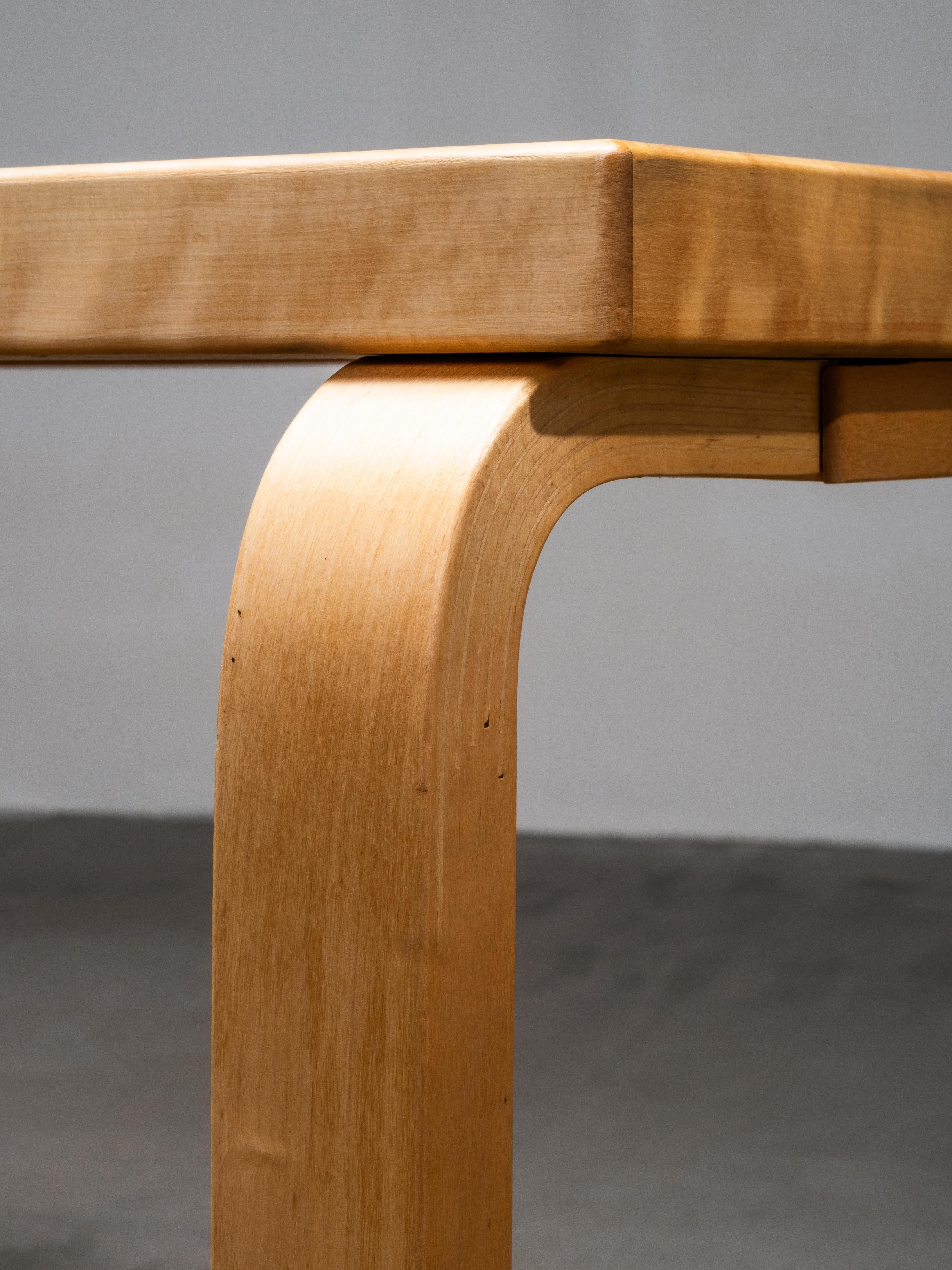 Mid-Century Model 82 Table with Yellow Linoleum by Alvar Aalto, Artek, Finland in vendita 1