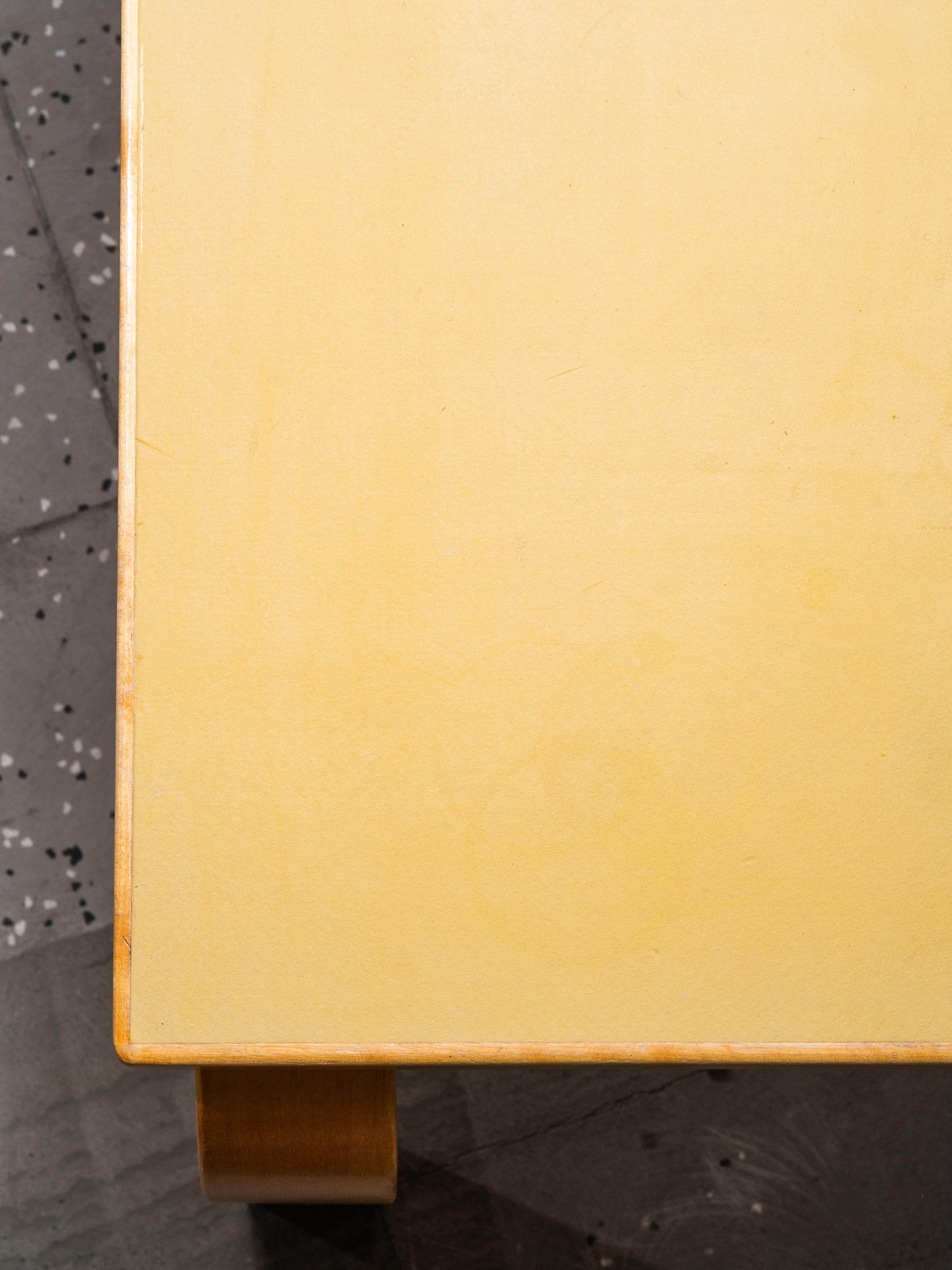 Mid-Century Model 82 Table with Yellow Linoleum by Alvar Aalto, Artek, Finland in vendita 2