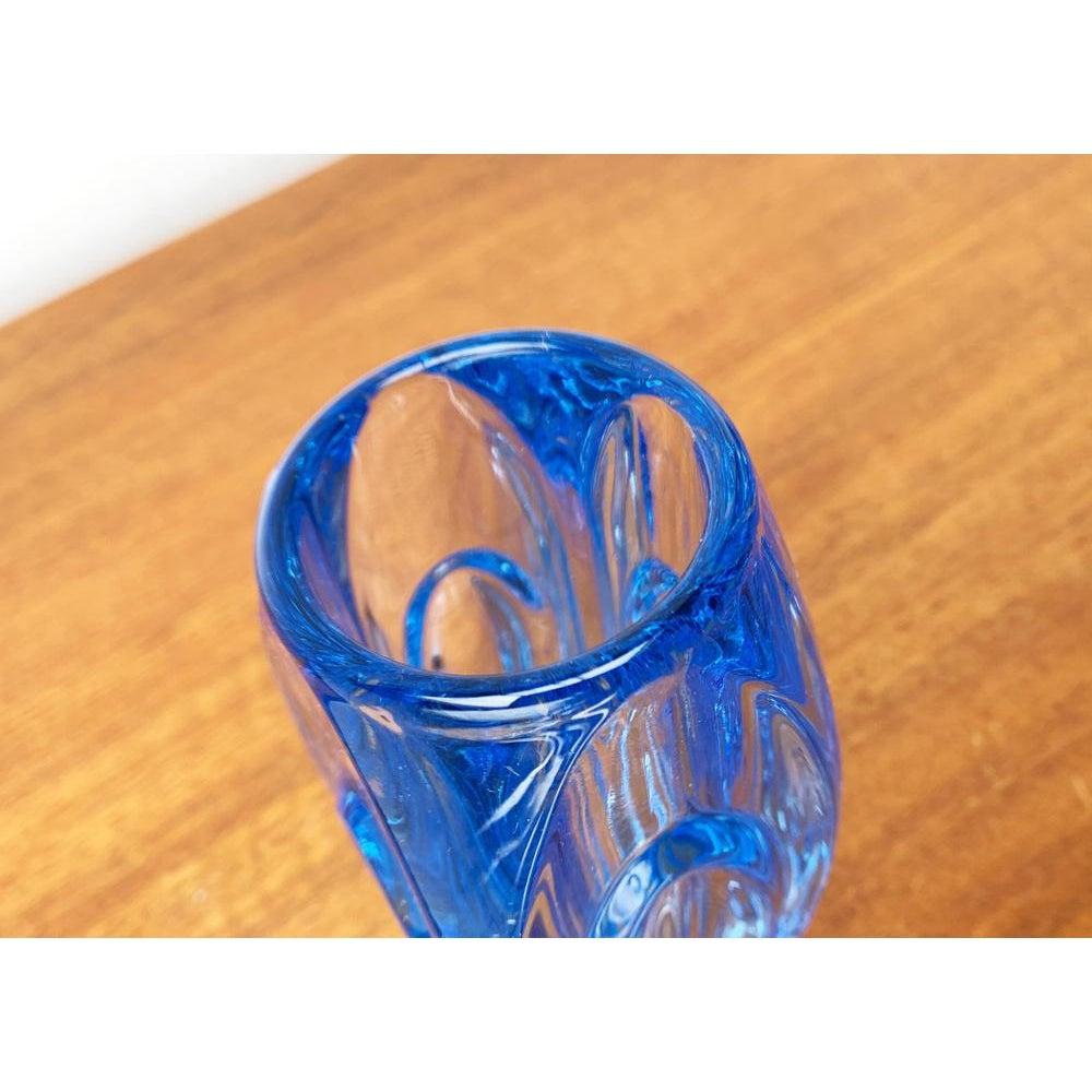 Mid-Century Model 914 Blue Glass Vase by Rudolf Schröter for Rosice, 1950s In Good Condition For Sale In Hamburg, DE