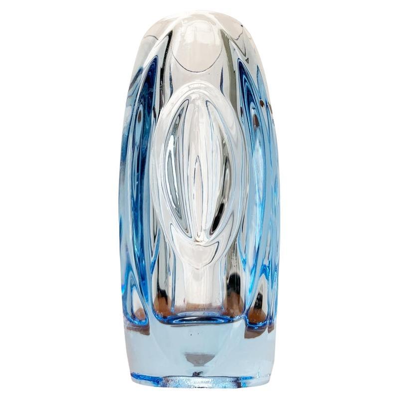 Blaue Glasvase Modell 914 aus der Jahrhundertmitte von Rudolf Schröter für Rosice, 1950er Jahre