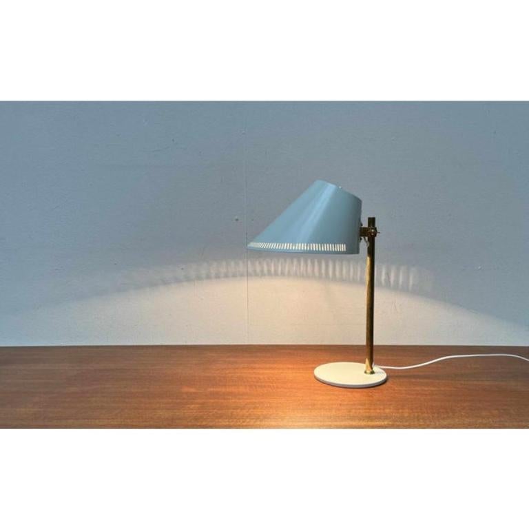 Lampada da tavolo classica delle aziende tradizionali finlandesi Taito e Idman basata su un disegno di Paavo Tynell degli anni Cinquanta. Un originale molto raro dell'epoca di Aalto+Aalto e Tynell.

Un classico del design finlandese di metà secolo