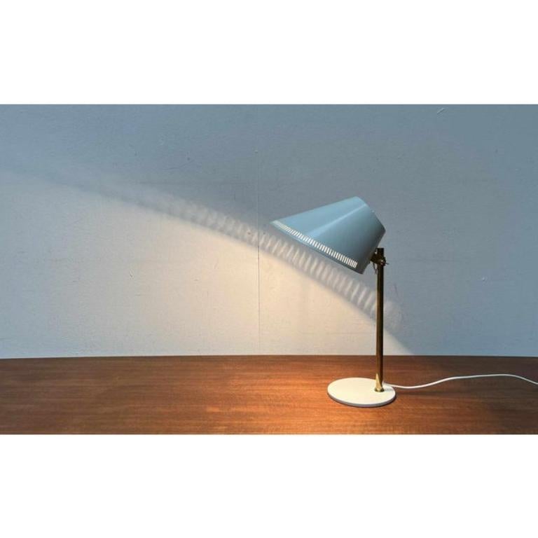 Finlandese Lampada da tavolo in ottone di metà secolo Model 9227 di Paavo Tynell per Taito-idman, anni '50 in vendita