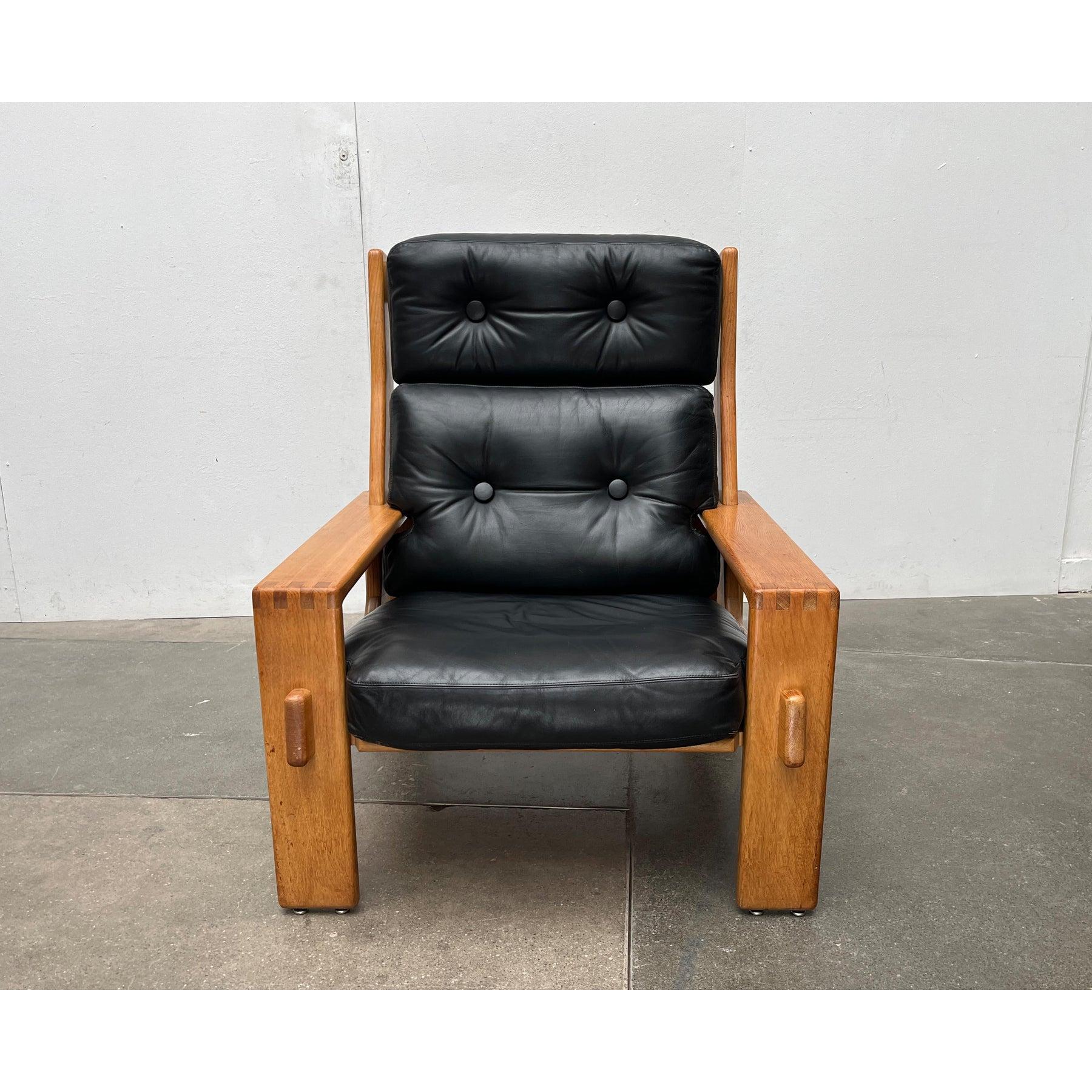 Large Bonanza armchair from the Finnish manufacturer Asko based on a design by Esko Pajamies from the 1960s. Here in a rare version as a high-back chair with black leather.

A functional design with a complex construction and special comfort. The