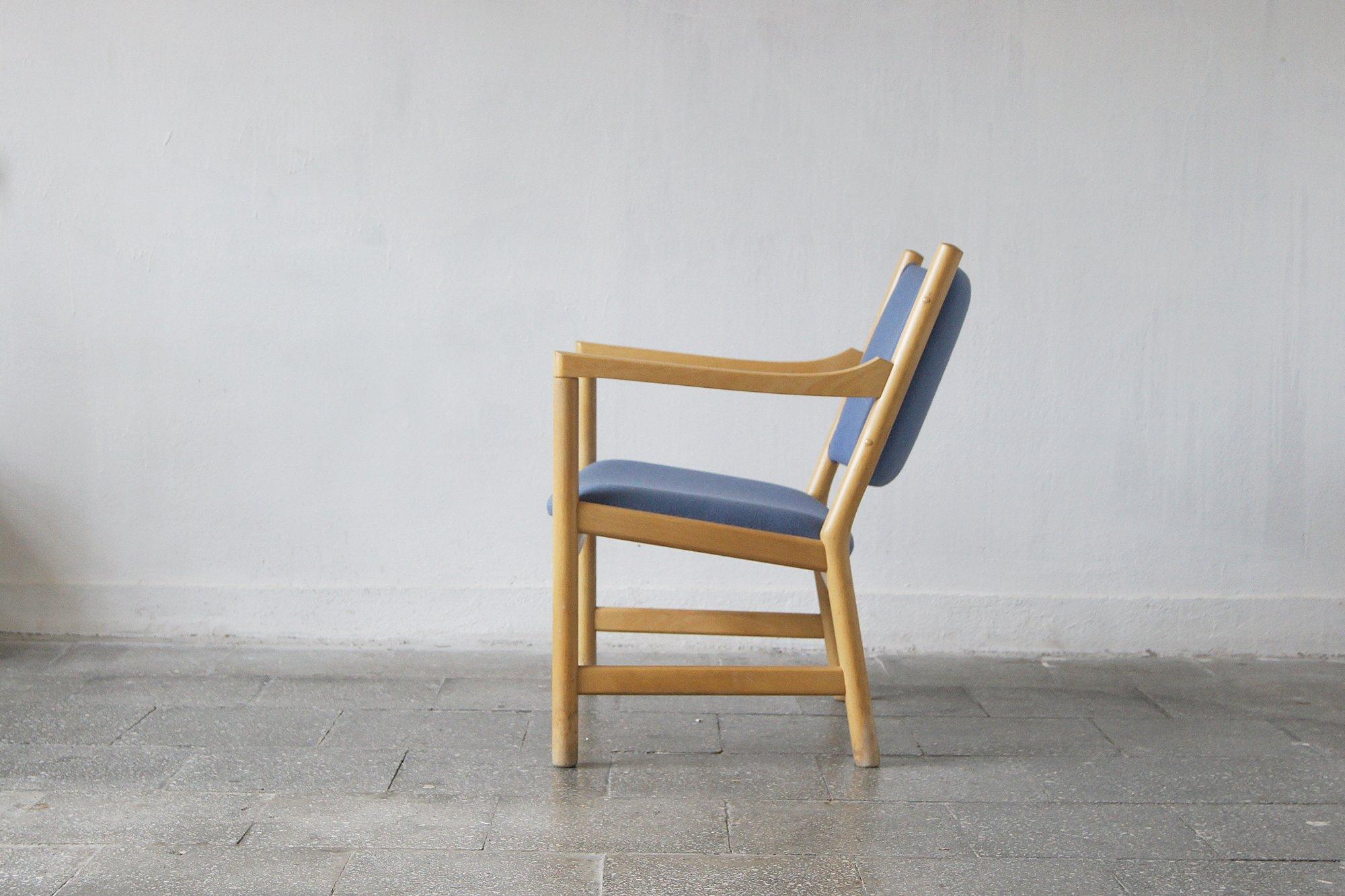 El modelo CH52, diseñado por Hans J. Wegner para Carl Hansen & Søn, es un ejemplo perfecto del modernismo danés atemporal. El sillón combina la funcionalidad, la artesanía y la elegancia típicas del maestro del diseño escandinavo.

La estructura es