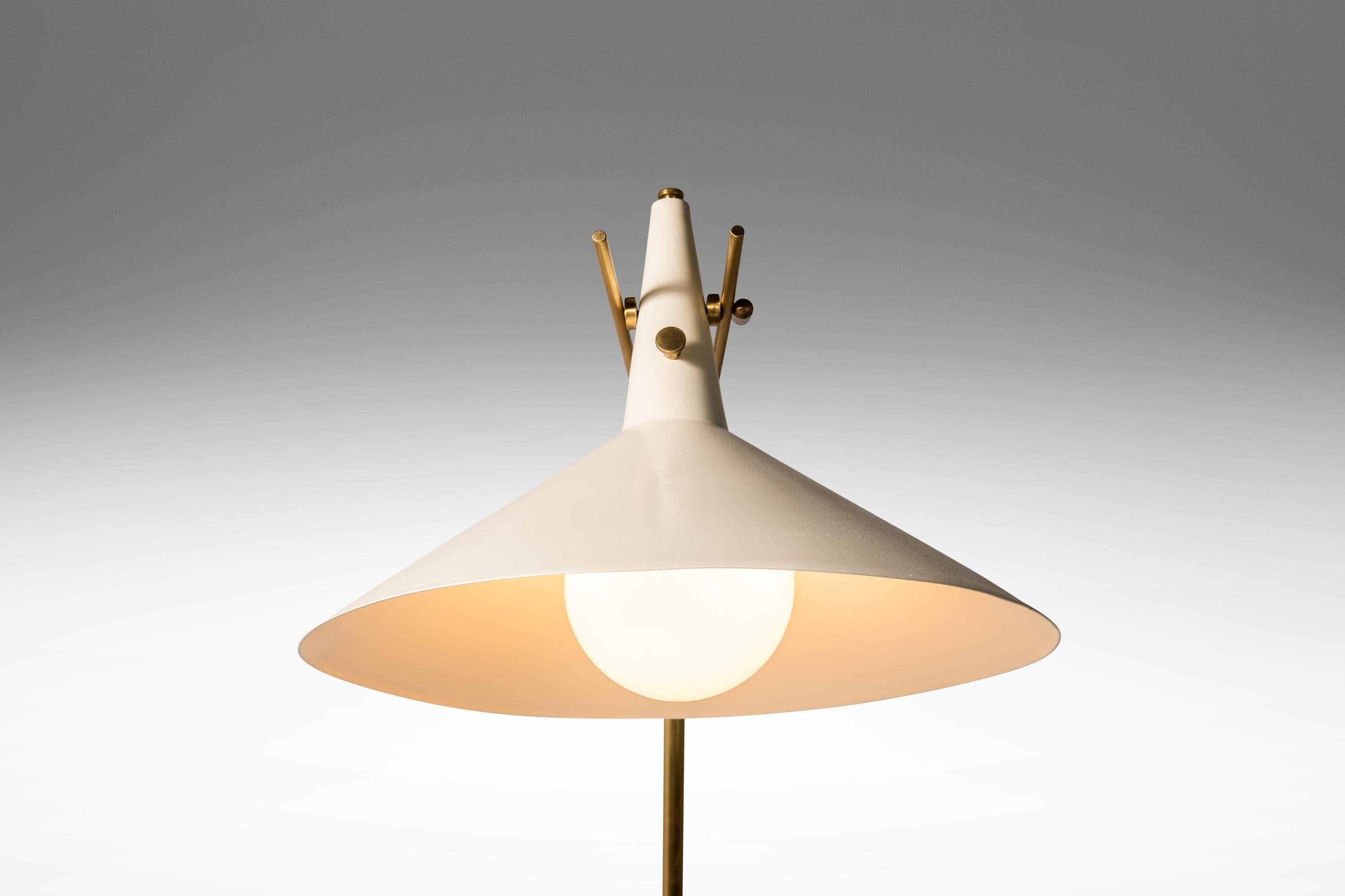  Voici une pièce unique et luxueuse d'un authentique mobilier du XXe siècle - un rare modèle de lampadaire E-11 conçu par Paul McCobb pour Directional. Cette lampe à l'architecture époustouflante est une véritable œuvre d'art et un must pour tout