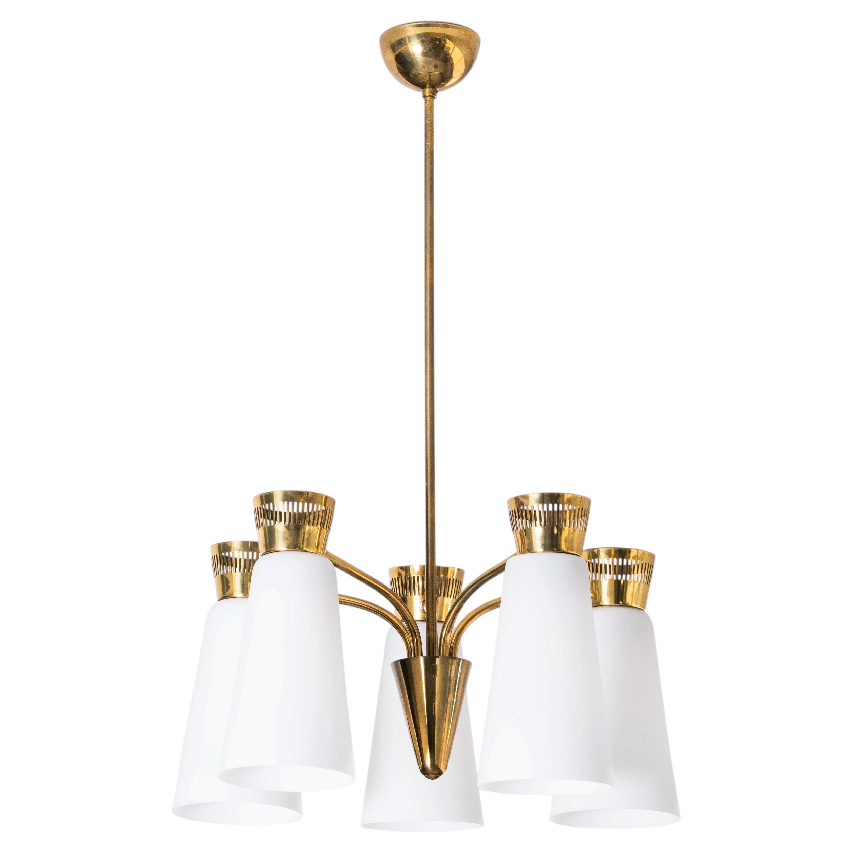 Lampada da soffitto di metà secolo Model ER 103/5 in ottone e vetro opalino di Itsu, Finlandia in vendita