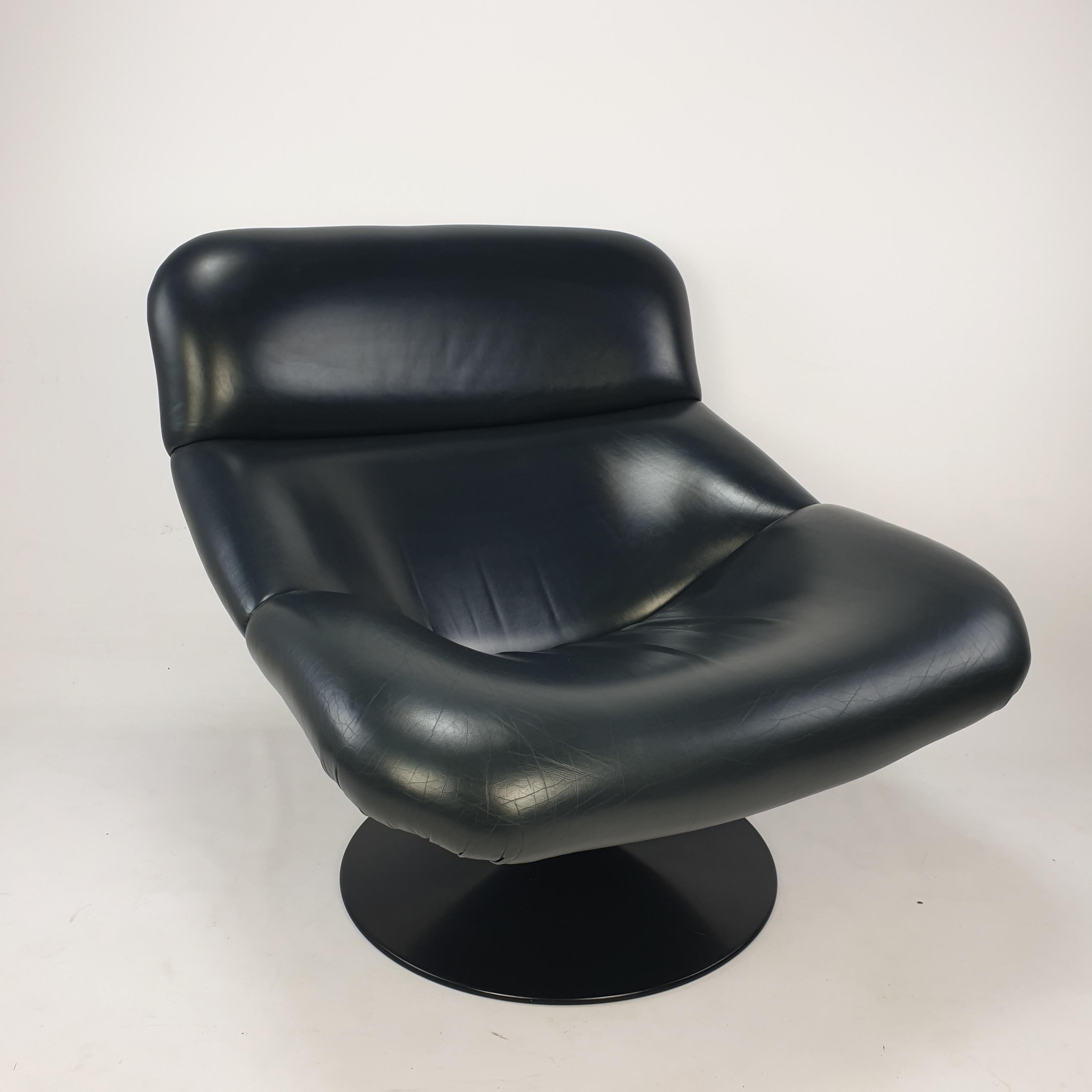 Extremely comfortable pivoting Artifort lounge chair, named F518. Designed by the famous English designer Geoffrey Harcourt in the 70’s. The high quality leather is in very good condition and has a very nice patina. The structure and the foam are