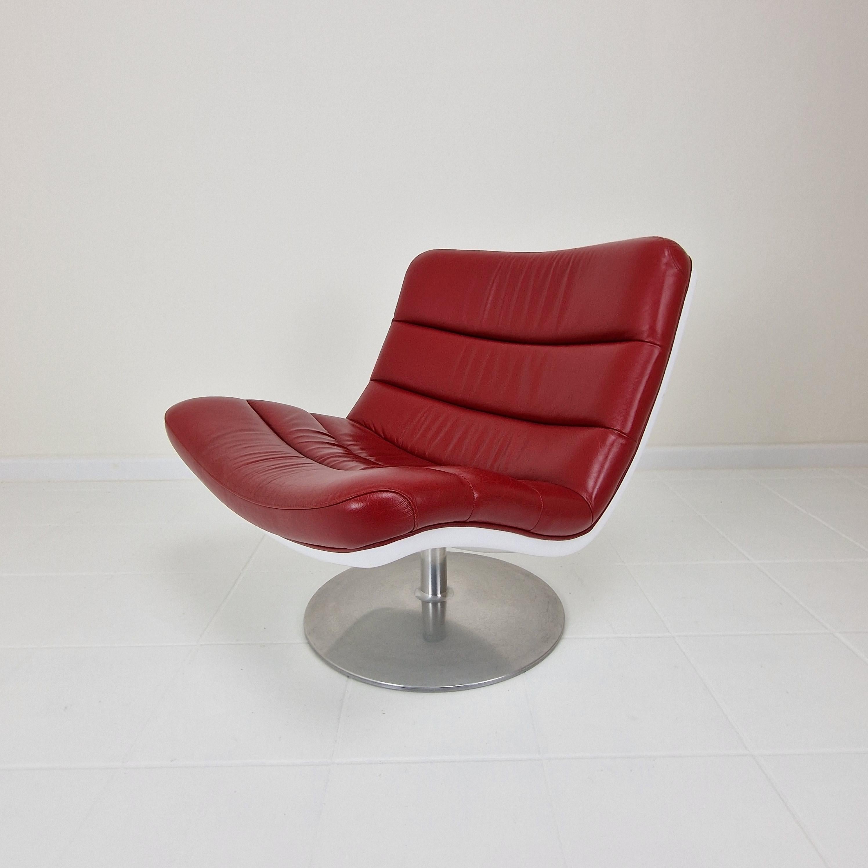 Very comfortable F978 Lounge Chair.
This popular chair is designed by the famous Geoffrey Harcourt for Artifort in the 60's, this particular piece is fabricated in the late 90's.

The immaculate white bucket seat with metal tulip shaped base form a