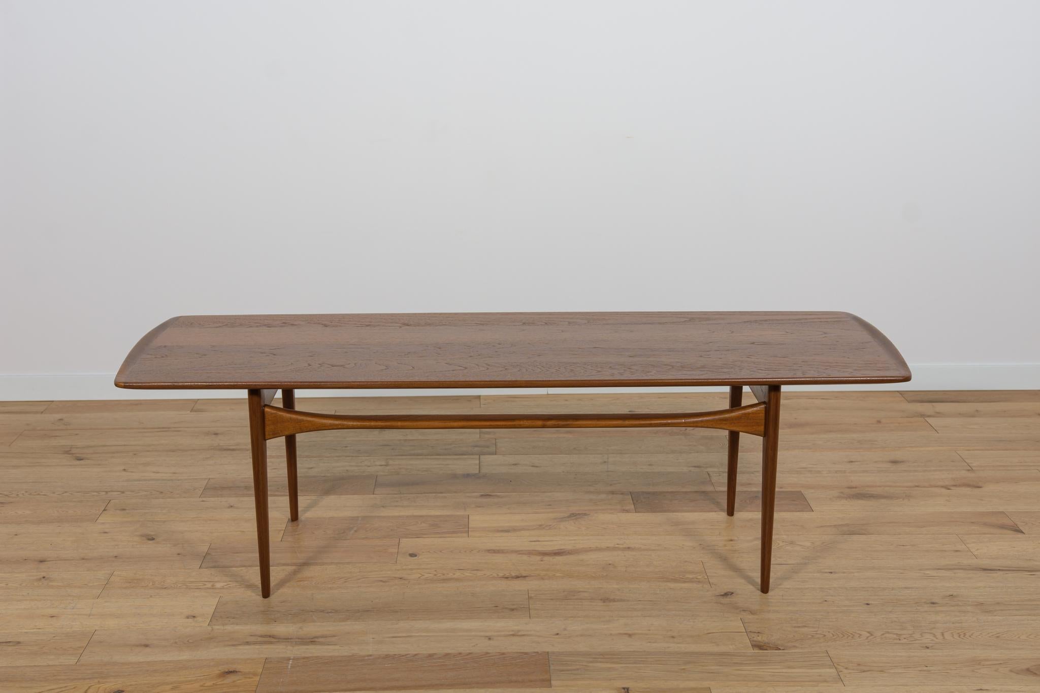 Cette table basse modèle FD 503 a été conçue par Edvard Kindt Larsen & Tove Kindt Larsen pour France & Daverkosen dans les années 1960 au Danemark. Il est fabriqué en teck. Les éléments en teck ont été nettoyés de l'ancienne surface et peints au