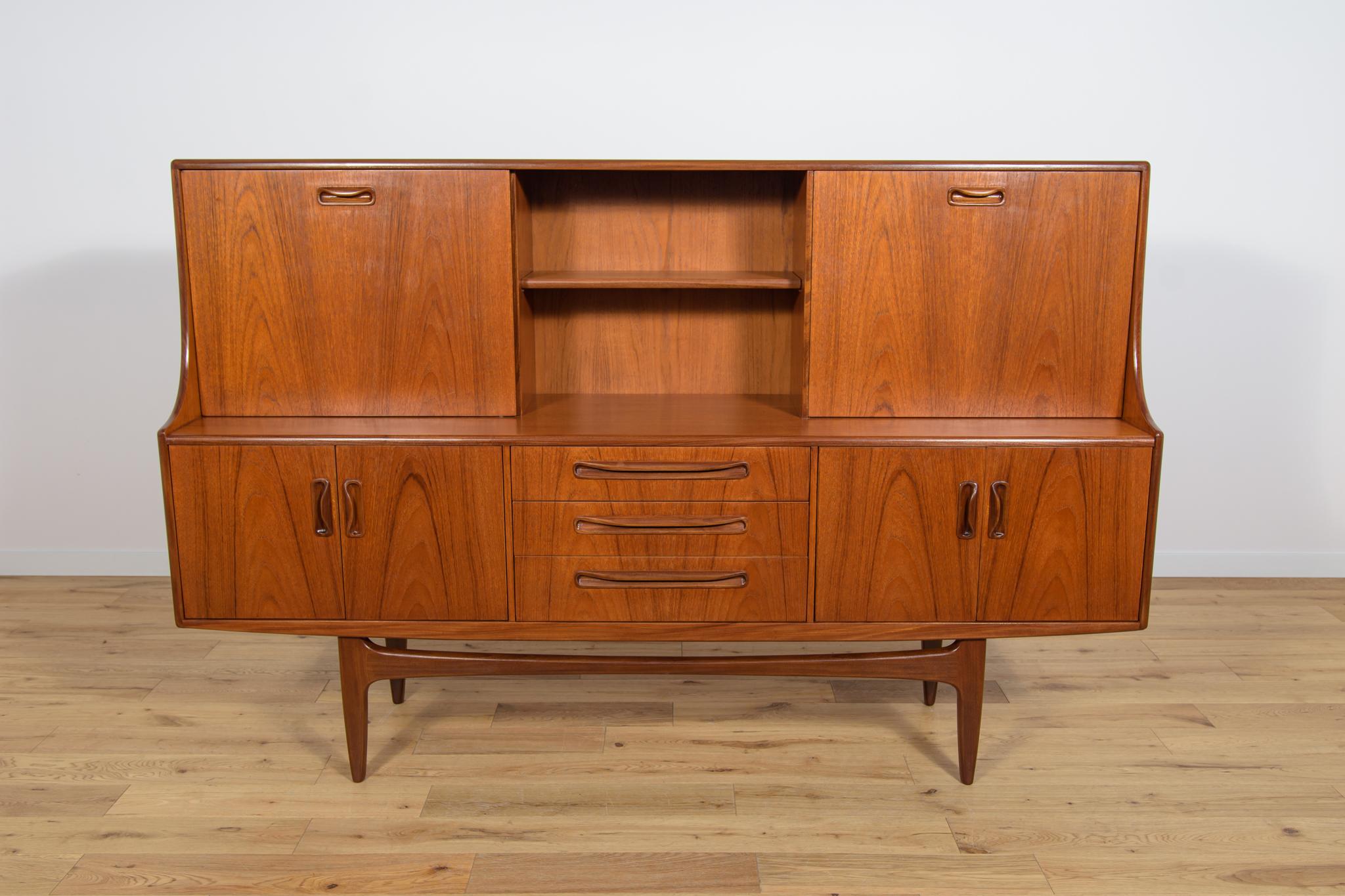 Tall sideboard of drawers designed by Victor Wilkins for the British manufacturer G-Plan in Great Britain in the 1960s. The chest of drawers is made of teak wood with contoured solid handles. The whole is after a comprehensive carpentry renovation.