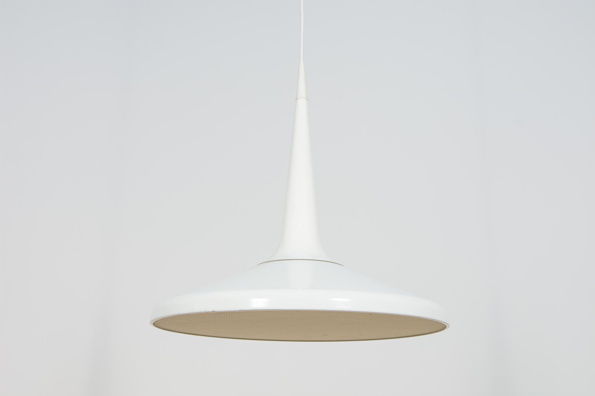 Lampada a sospensione Juicy del premiato duo di designer Kasper Salto e Thomas Sigsgaard.  I componenti della lampada: il filo, il cono e il paralume si collegano perfettamente tra loro e fanno sembrare la lampada a sospensione un insieme organico.