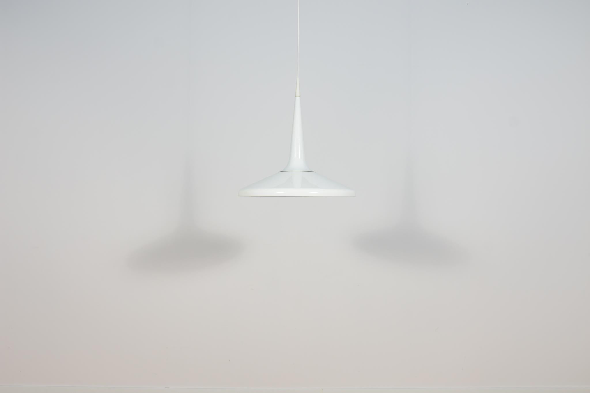 XXI secolo e contemporaneo Lampada a sospensione Juicy di Kasper Salto, Thomas Sigsgaard per Fritz, modello metà secolo. in vendita