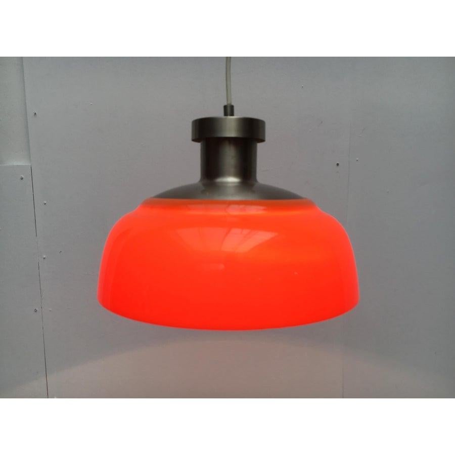 Rara lampada a sospensione di Kartell disegnata da Achille e Pier Giacomo Castiglioni nel 1959.

La lampada è composta da due parti, la struttura in metallo e il paralume in plastica. La particolarità è proprio questa combinazione di materiali. Il