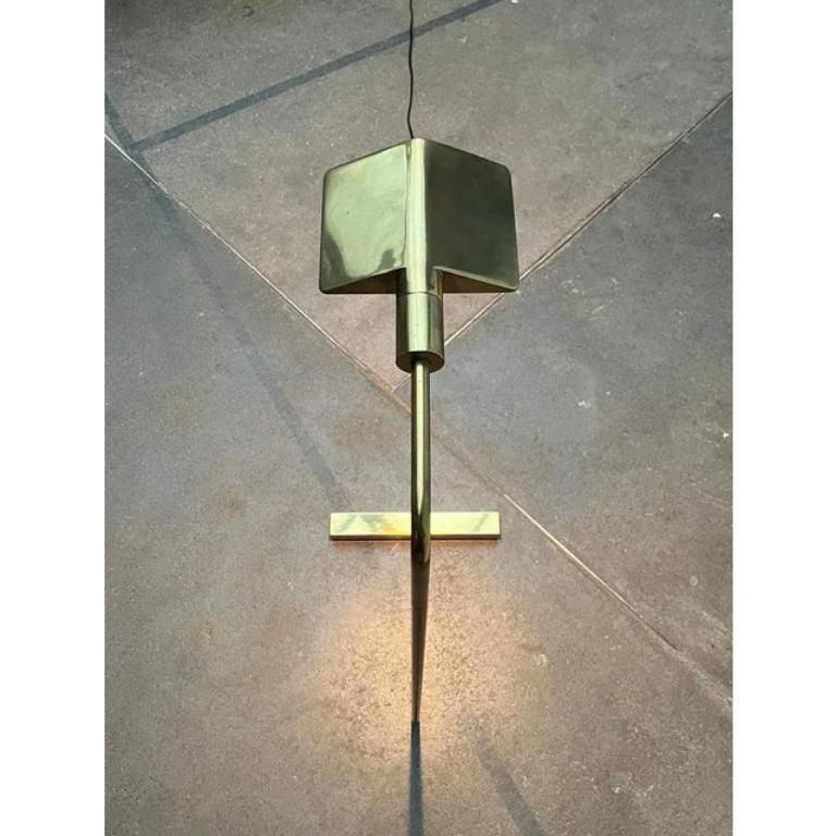 Lampada da terra minimalista della Svizzera di Cedric Hartman per Jack Lenor Larsen Inc. Questa lampada appartiene alla prima serie.

Il design colpisce per la sua materialità e per il principio dello sbalzo e del contrappeso. La lampada ha due poli