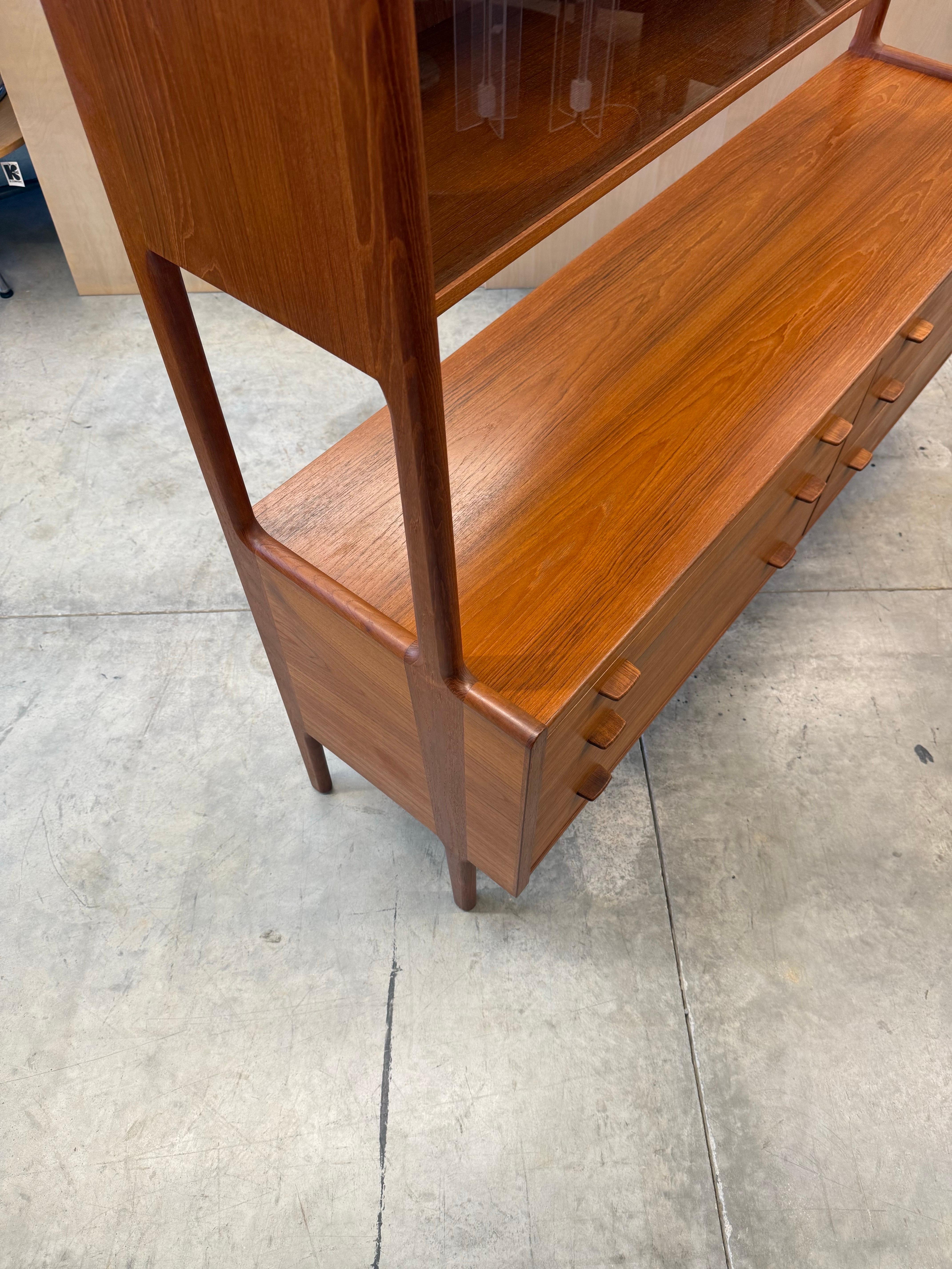 Mid-Century Model No. 20 sideboard by Hans J. Wegner For Sale 3