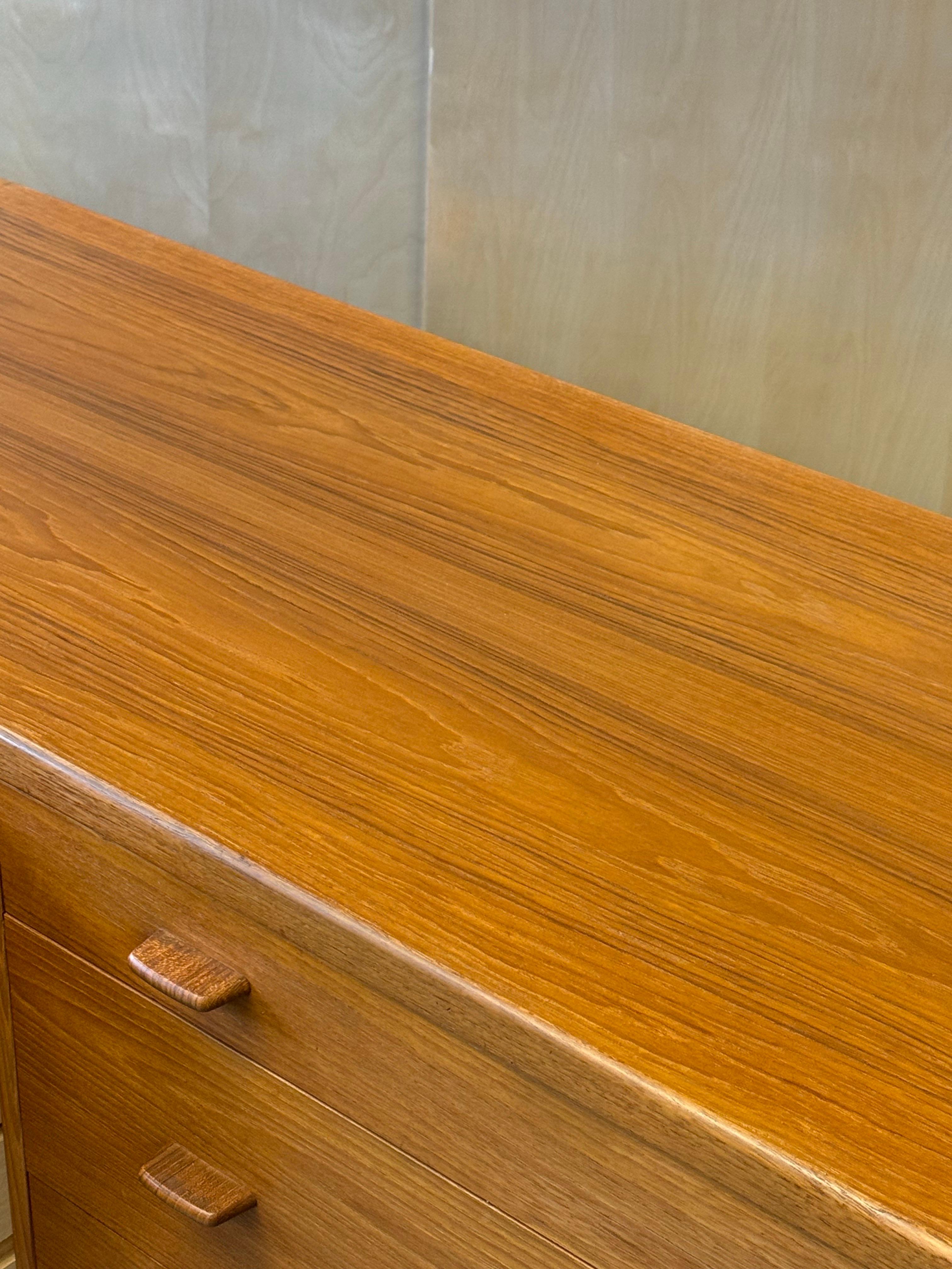 Mid-Century Model No. 20 sideboard by Hans J. Wegner For Sale 5