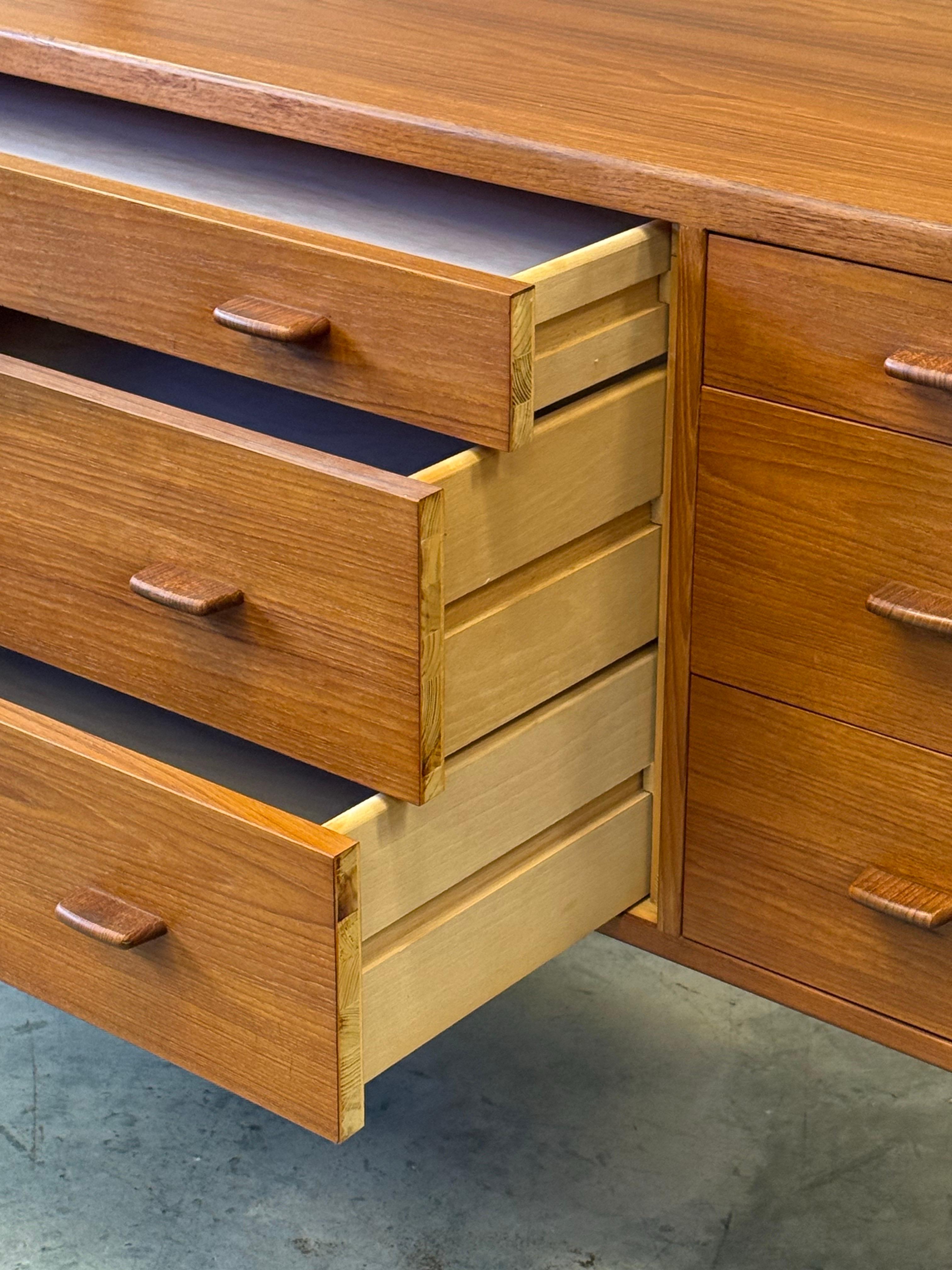 Mid-Century Model No. 20 sideboard by Hans J. Wegner For Sale 7