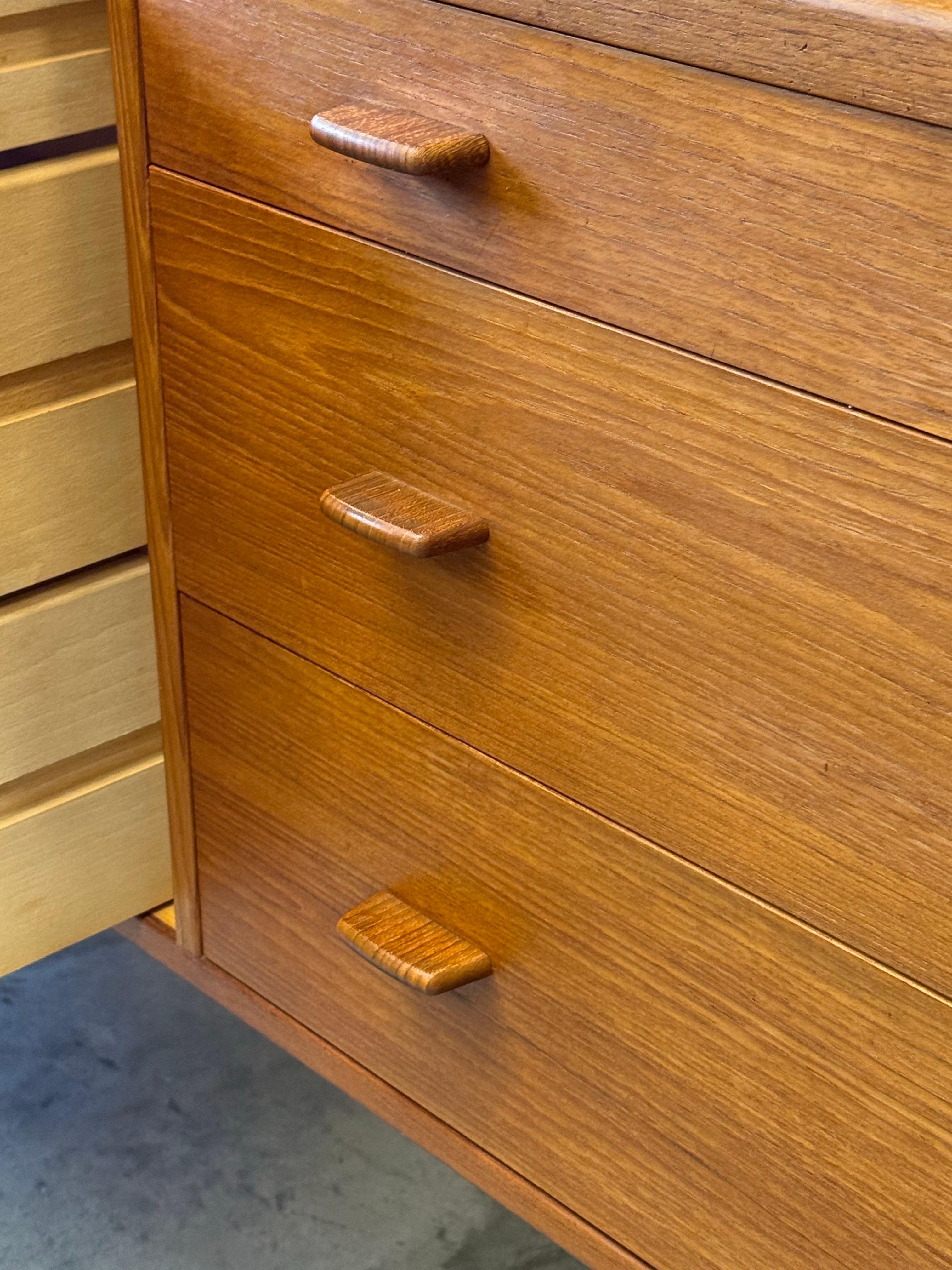 Mid-Century Model No. 20 sideboard by Hans J. Wegner For Sale 8