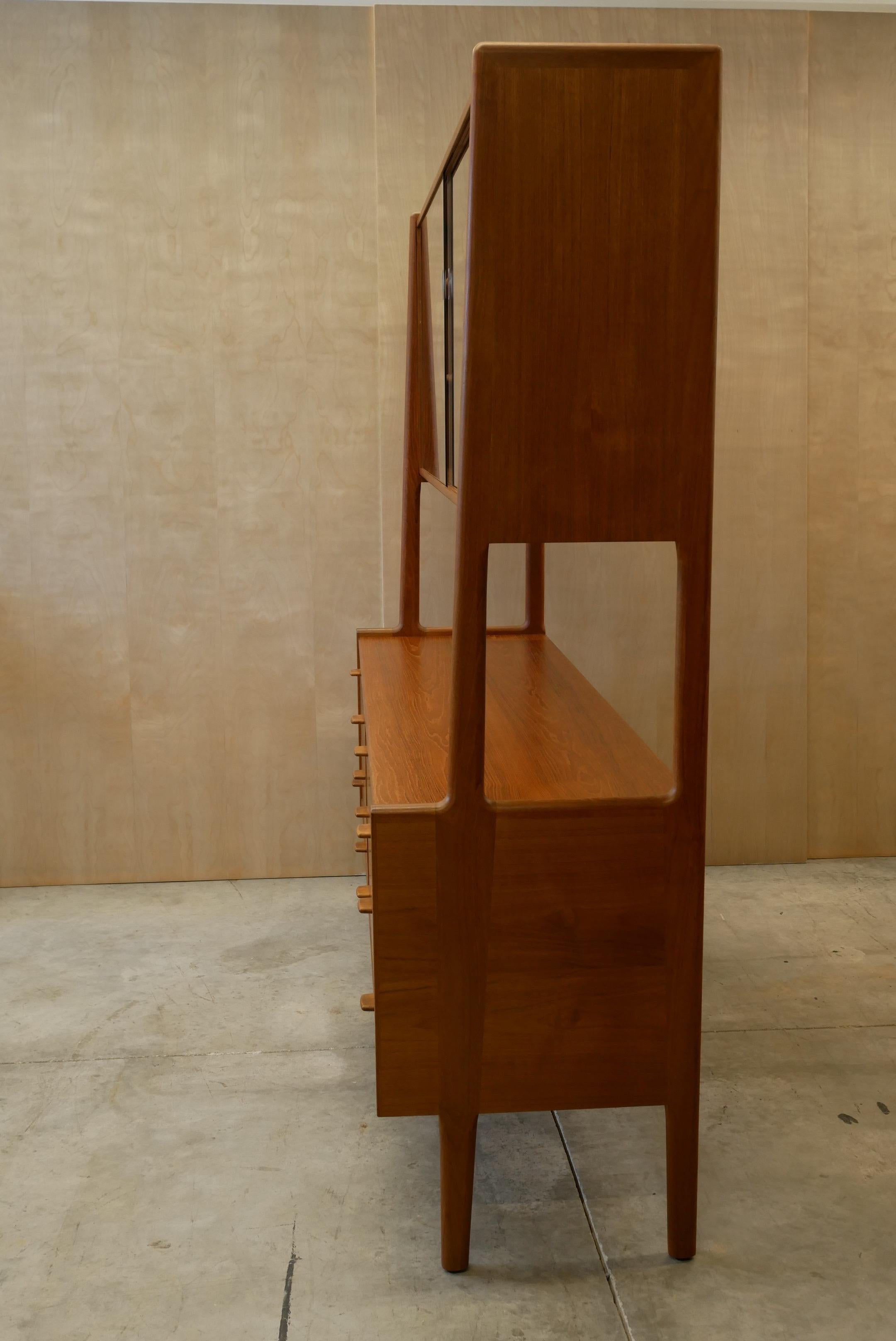 Glass Mid-Century Model No. 20 sideboard by Hans J. Wegner For Sale
