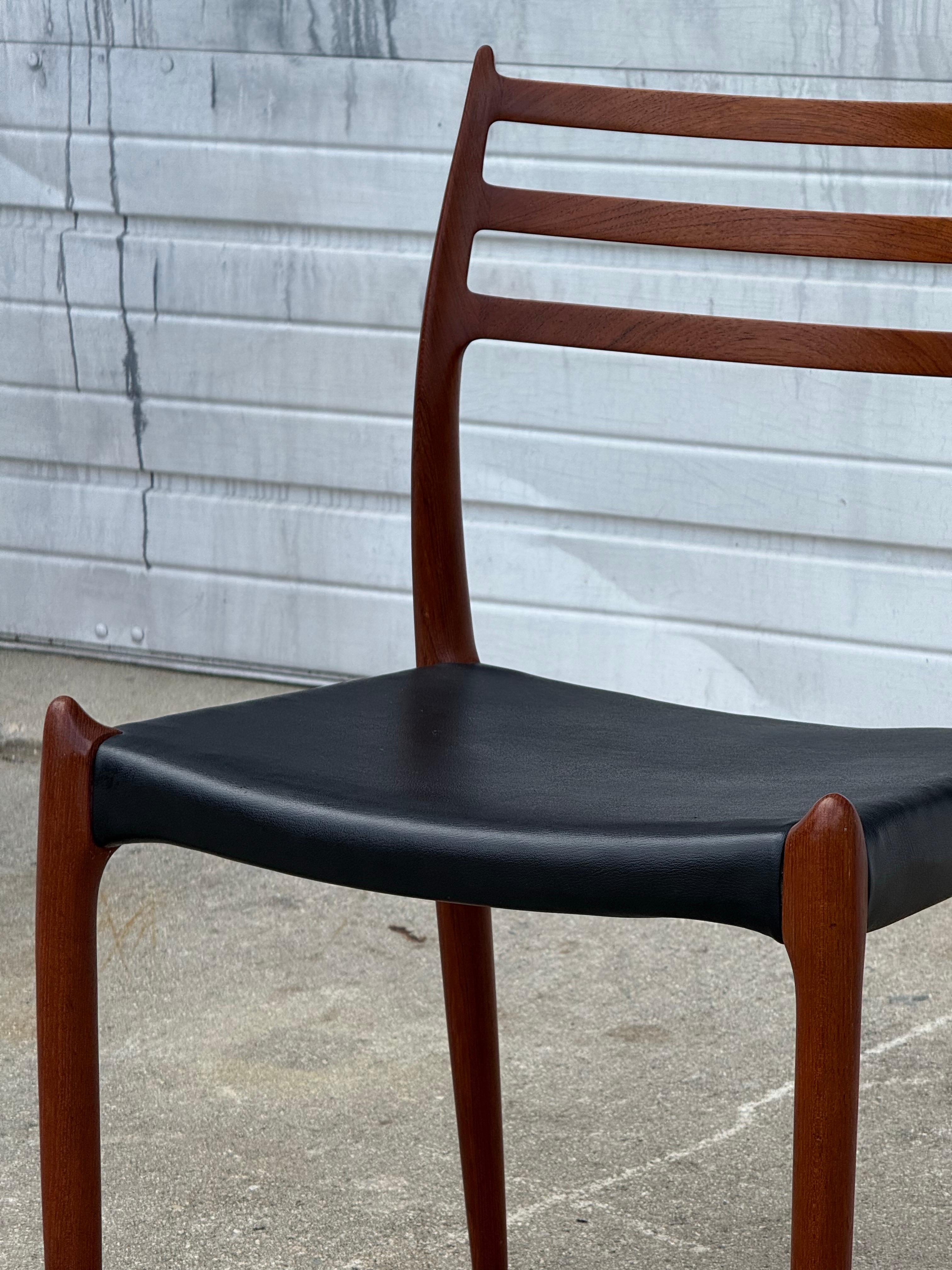 Poltrona danese singola della metà del secolo scorso. Questa sedia è il modello No. 78 disegnata da Niels Moller. La struttura in teak scolpito è la perfezione assoluta con i suoi dettagli e la sua silhouette. Dotato di sedile in pelle nera. Questa