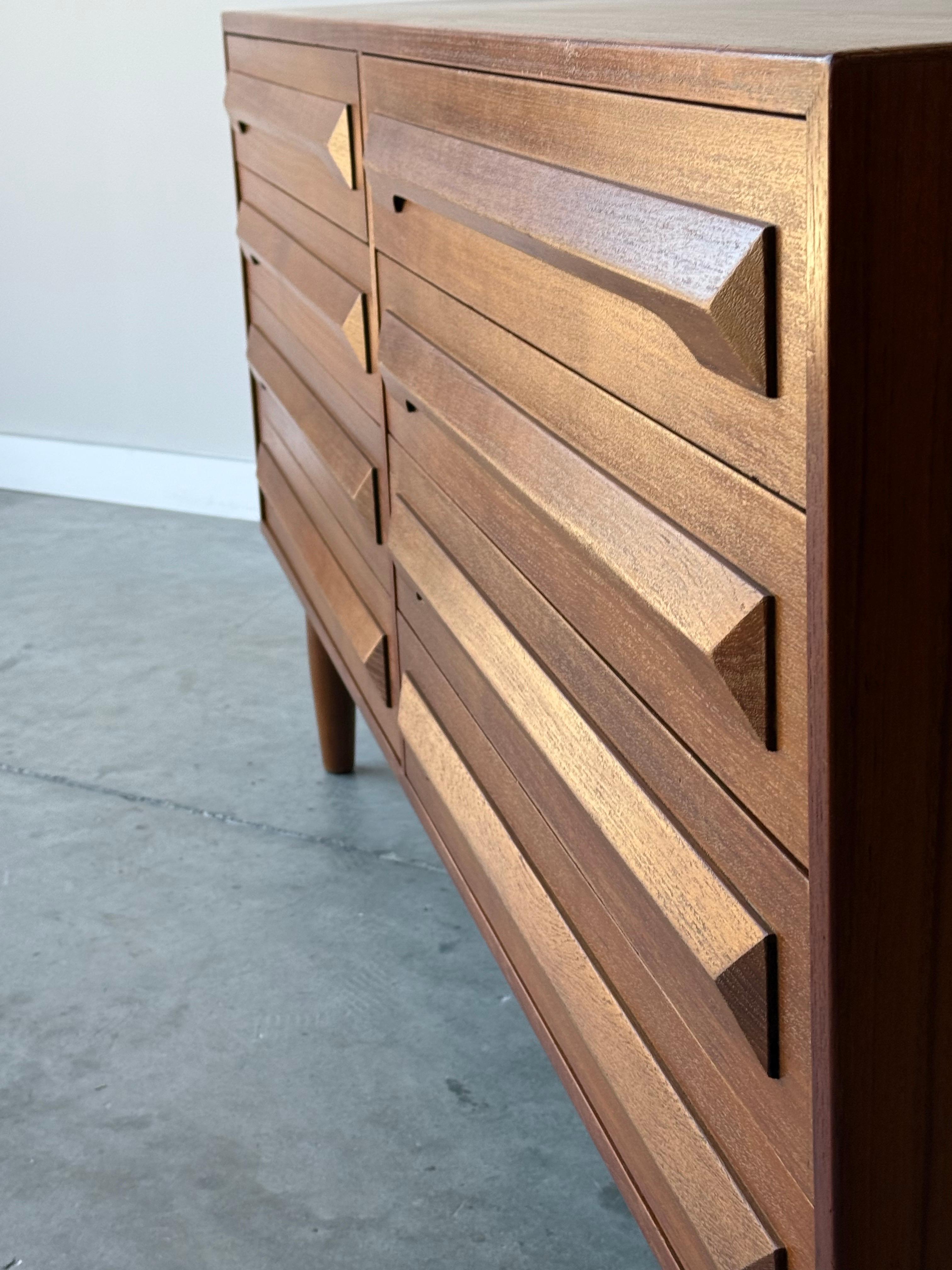 Mid-Century Model No. 82 Dresser by Kofod Larsen for Silkeborg Møbelfabrik 6