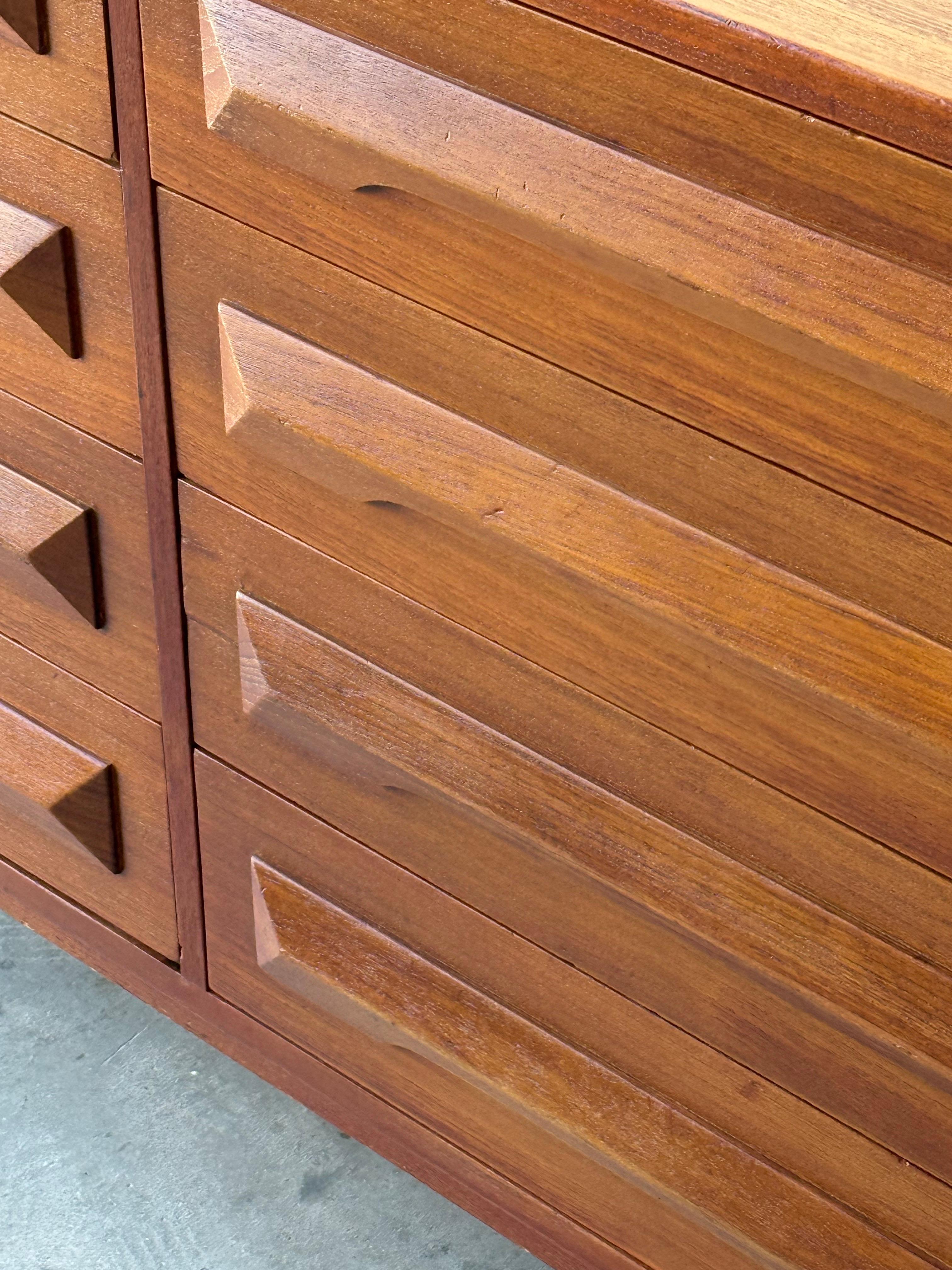 Mid-Century Model No. 82 Dresser by Kofod Larsen for Silkeborg Møbelfabrik 7