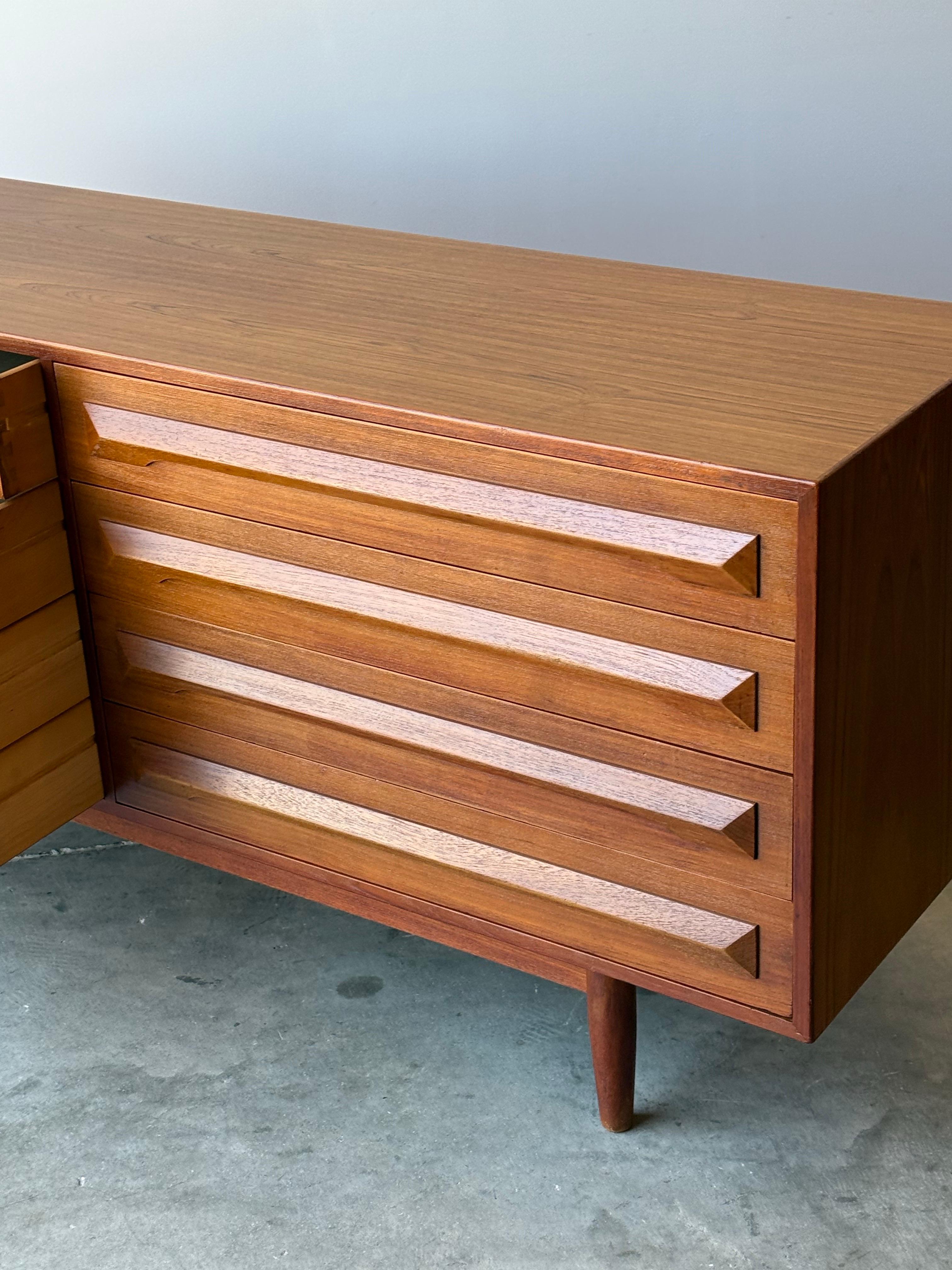 Mid-Century Model No. 82 Dresser by Kofod Larsen for Silkeborg Møbelfabrik 8