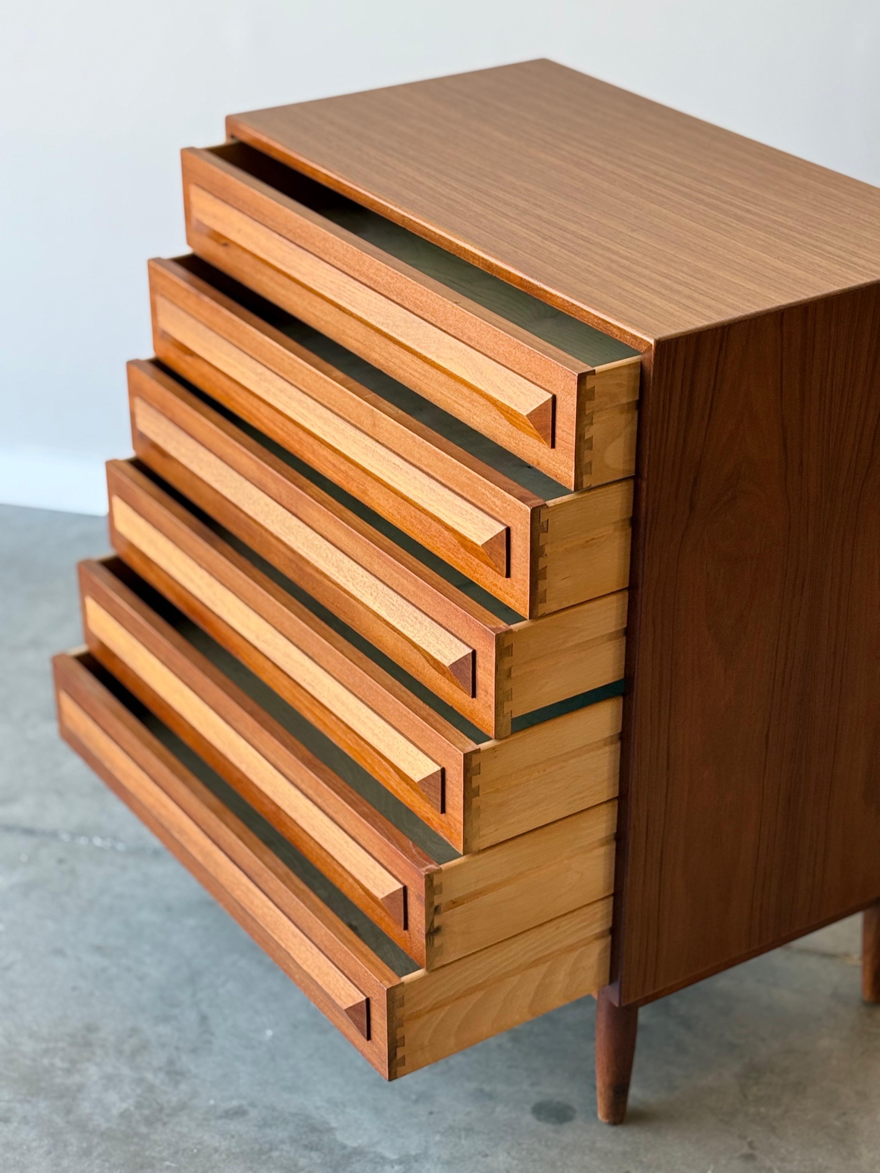Mid-Century moderno Comò Highboy di metà secolo Model No. 87 di Kofod Larsen per Silkeborg in vendita