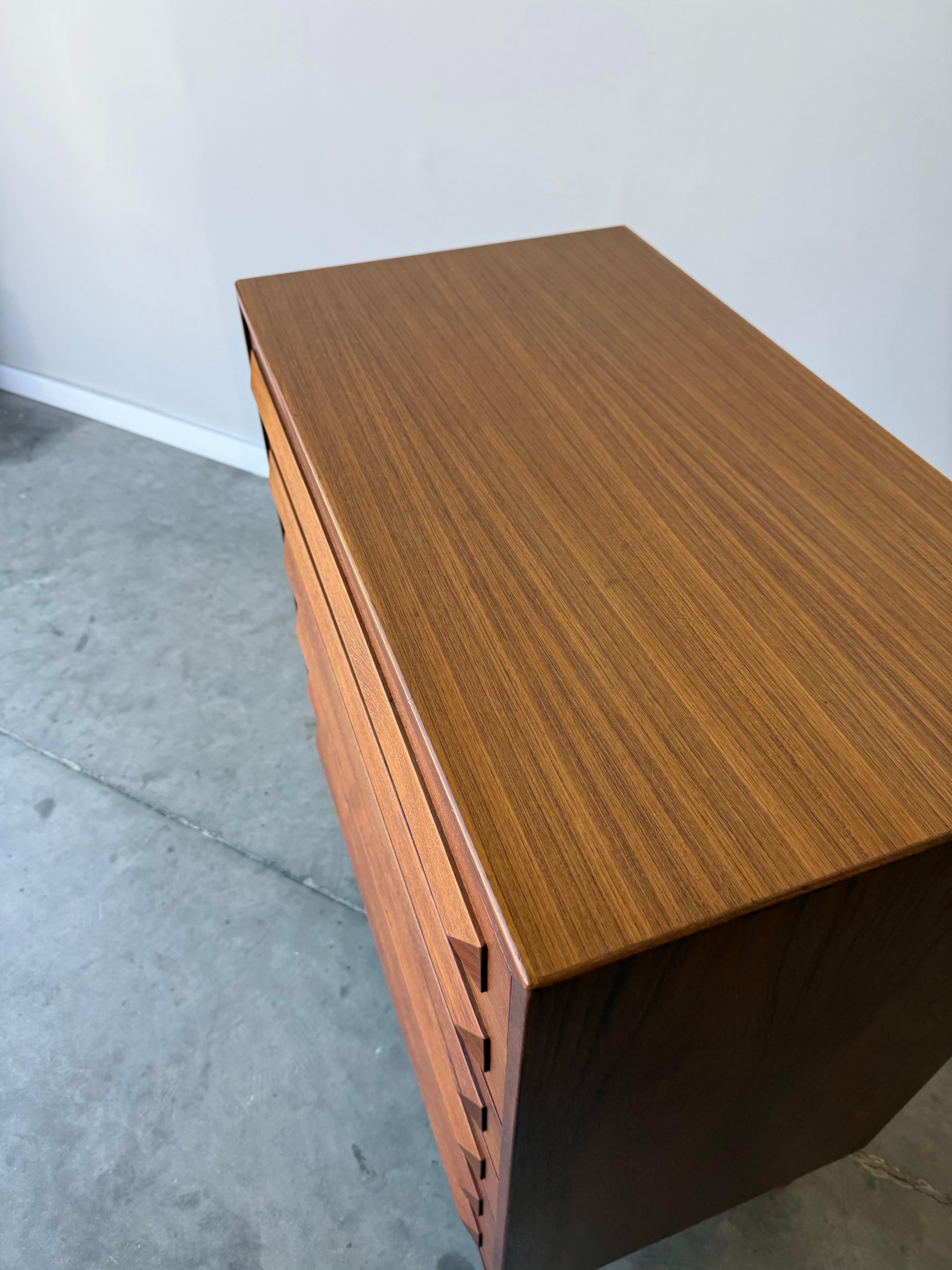 Danese Comò Highboy di metà secolo Model No. 87 di Kofod Larsen per Silkeborg in vendita