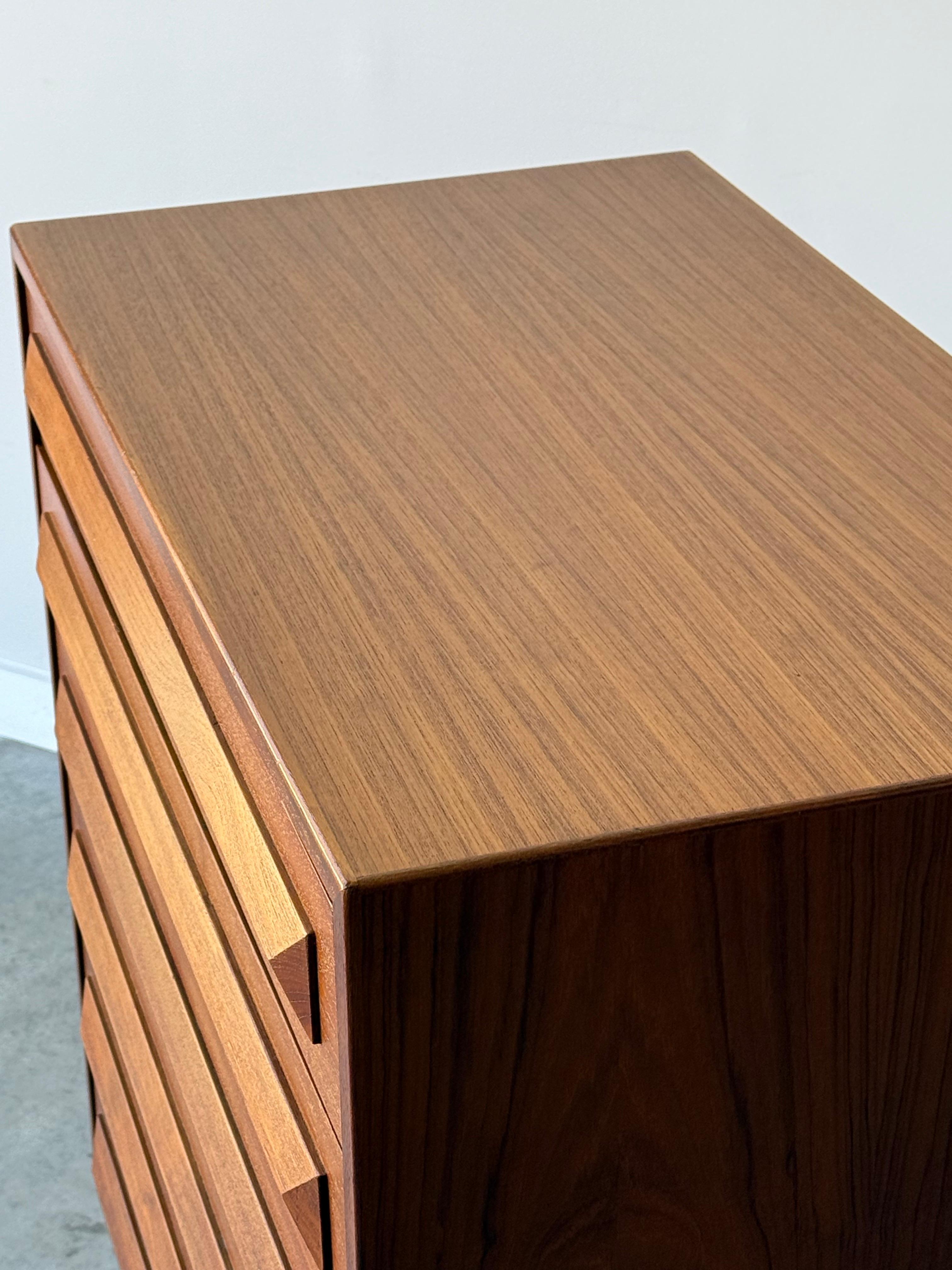 Fine XX secolo Comò Highboy di metà secolo Model No. 87 di Kofod Larsen per Silkeborg in vendita