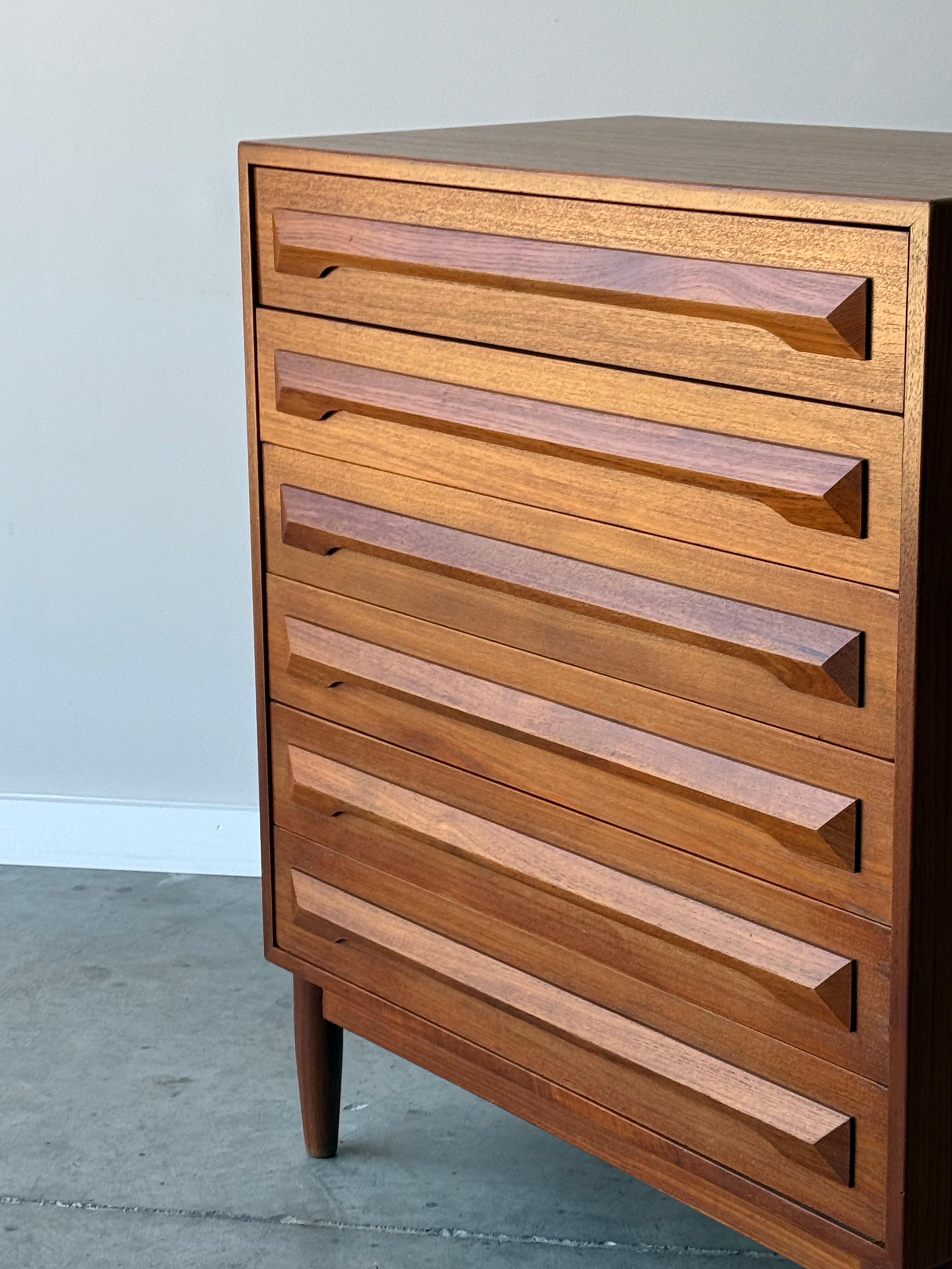 Legno Comò Highboy di metà secolo Model No. 87 di Kofod Larsen per Silkeborg in vendita