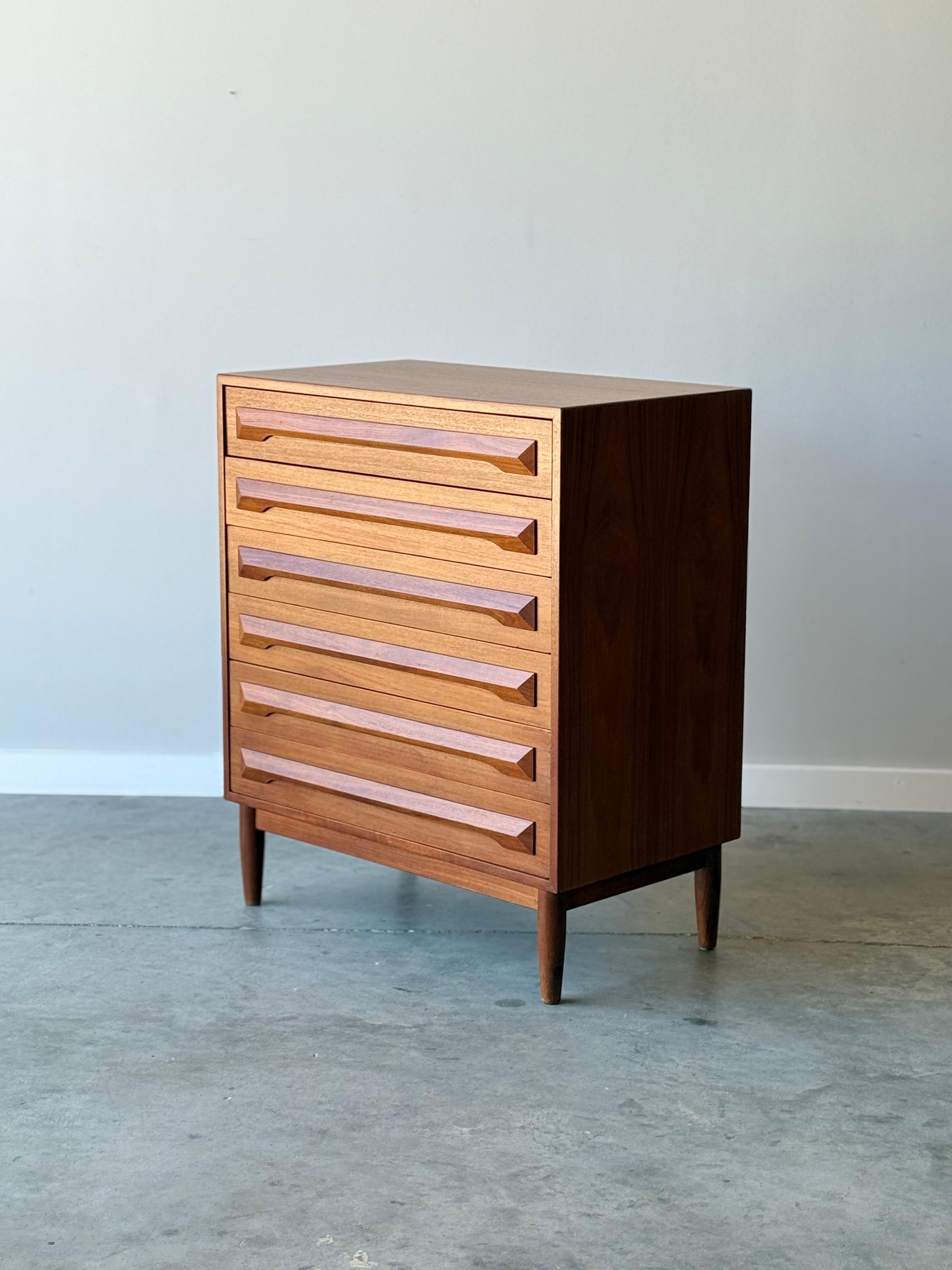 Comò Highboy di metà secolo Model No. 87 di Kofod Larsen per Silkeborg in vendita 1