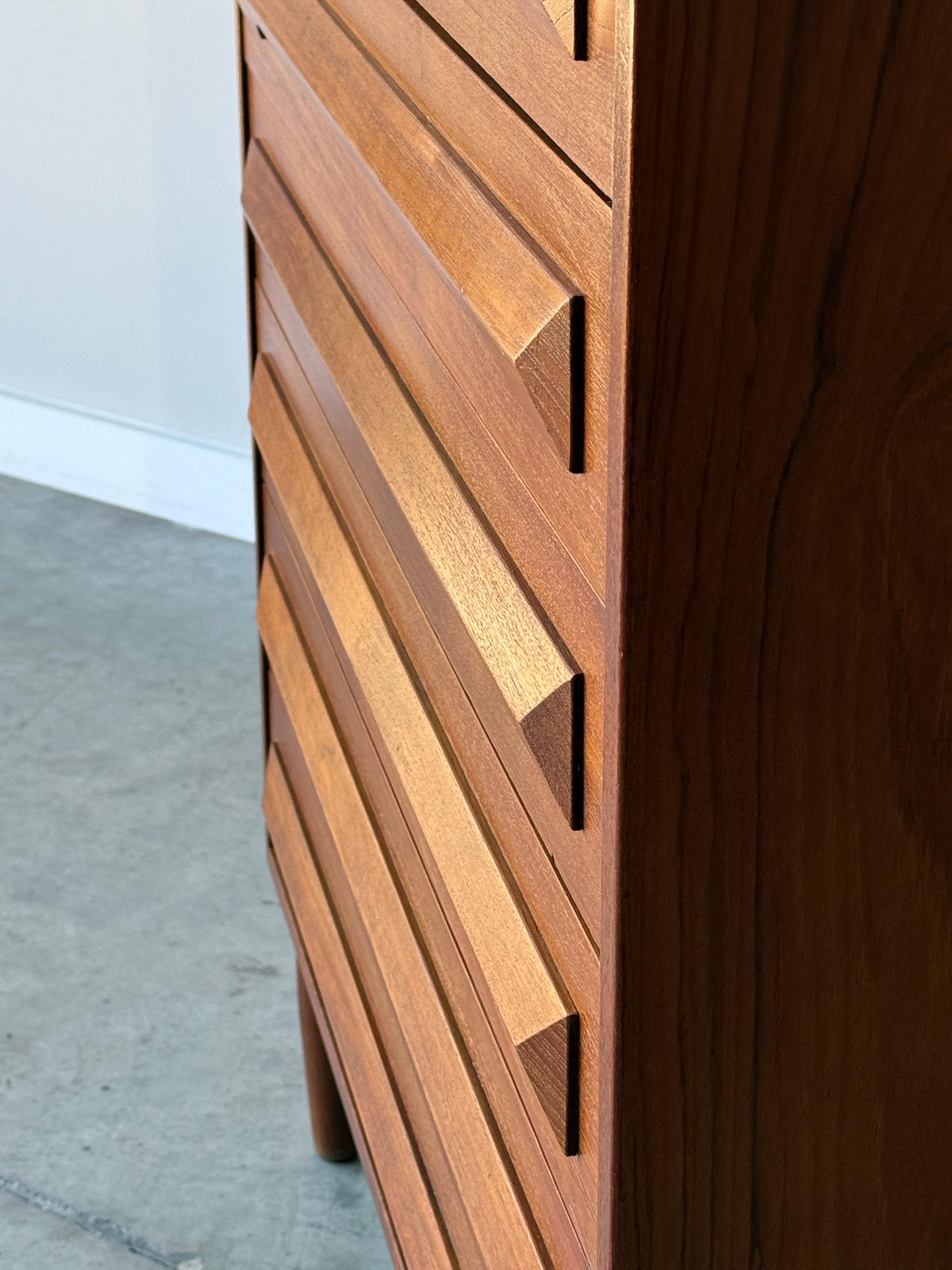 Comò Highboy di metà secolo Model No. 87 di Kofod Larsen per Silkeborg in vendita 2