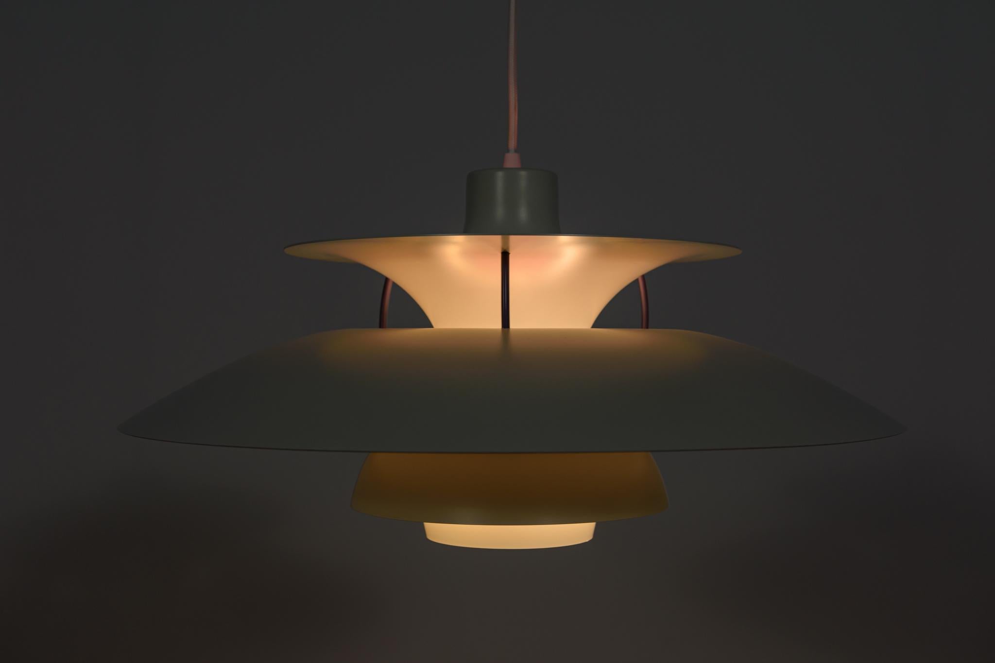 Lampada a sospensione PH5 di Poul Henningsen per Louis Poulsen, Danimarca, metà secolo. in vendita 6