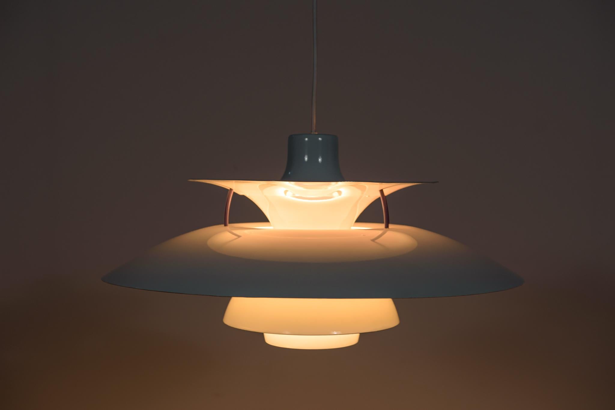 Lámpara colgante de mediados de siglo Modelo PH5 de Poul Henningsen para Louis Poulsen, Dinamarca mediados del siglo XX en venta
