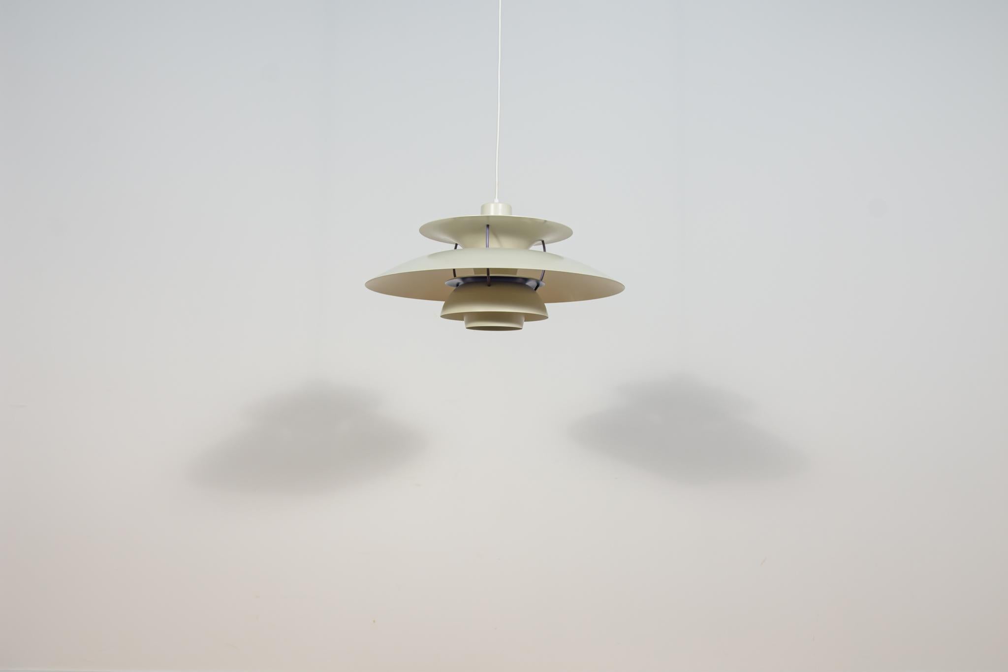 Lampada a sospensione PH5 di Poul Henningsen per Louis Poulsen, Danimarca, metà secolo. in vendita 2