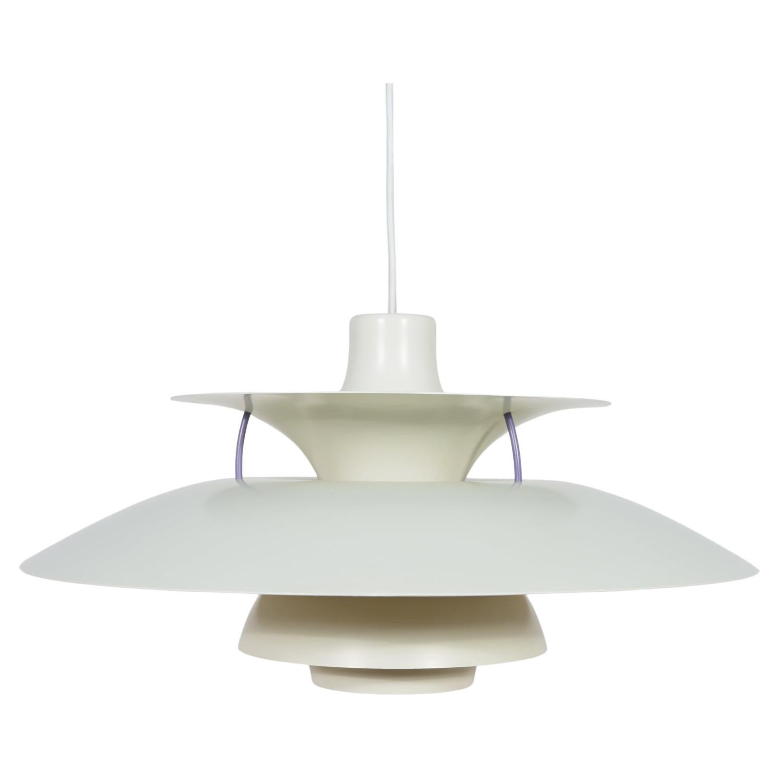 Lampada a sospensione Ph5 di Poul Henningsen per Louis Poulsen.