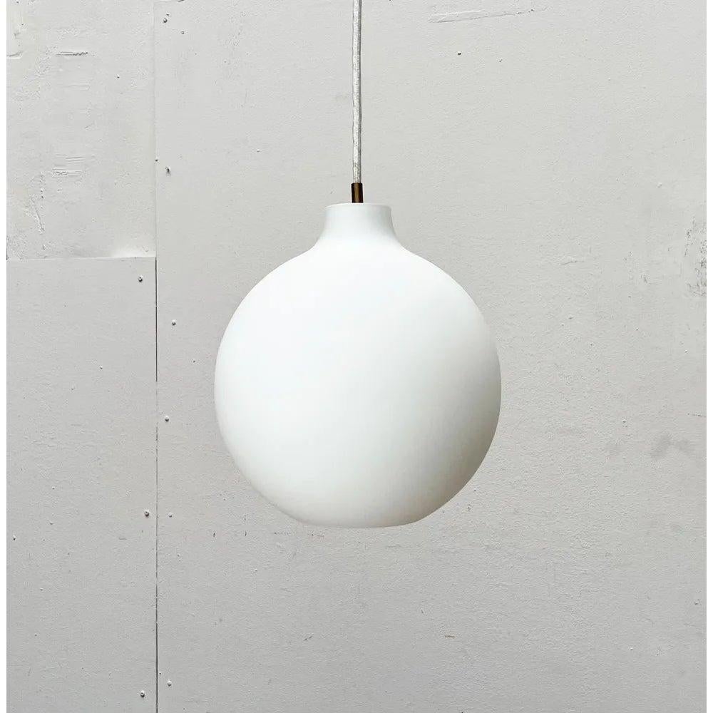 Lampada a sospensione Satellite di Louis Poulsen basata su un disegno di Vilhelm Wohlert della fine degli anni Cinquanta. Qui nella versione piccola da 25 cm, che non è più disponibile.

Un classico del design scandinavo. La semplice forma sferica