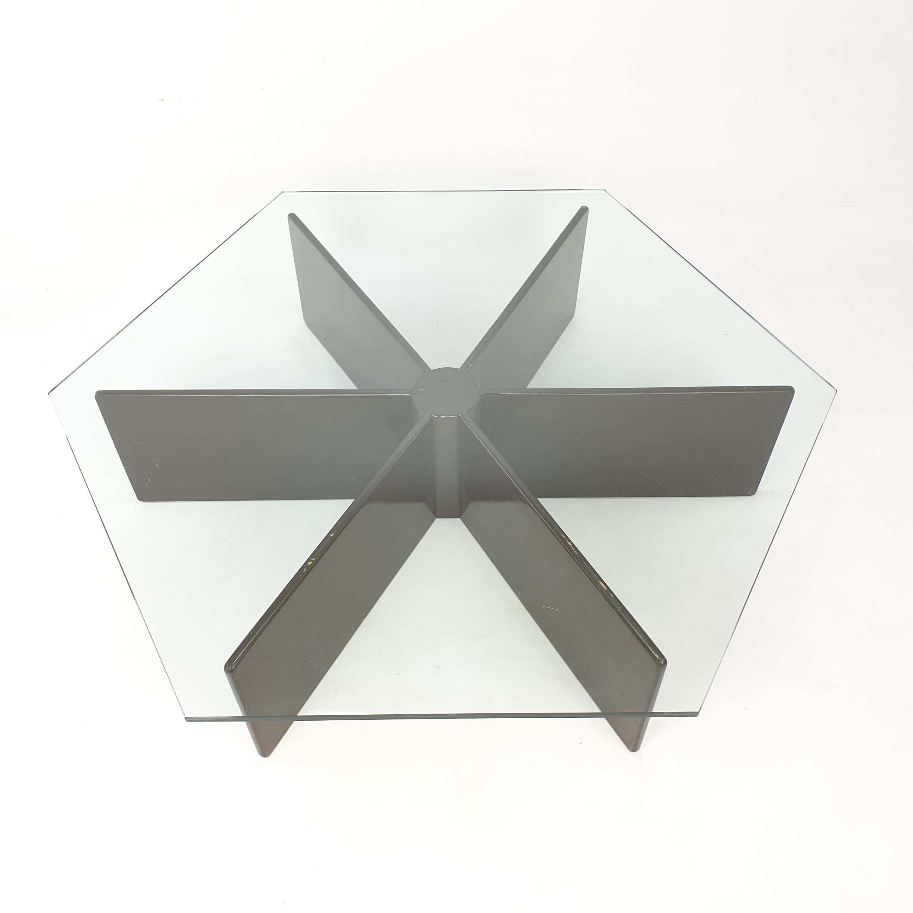 Stunning and very rare coffee table, Spider series (model T878). 
Designed by Pierre Paulin for Artifort in the 1960s. 

The table was only made in limited numbers. 

It has a plywood base with a special hexagon shaped glass on top. 
The wood