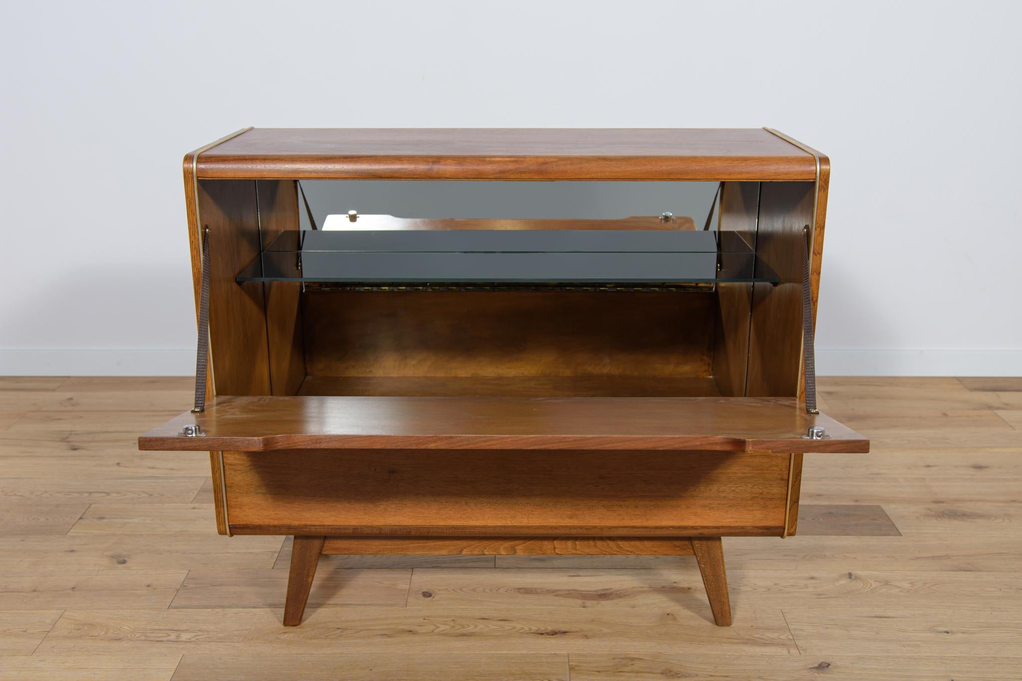 Mid-Century Model U391 Bar Cabinet by Bohumil Landsman for Jitona, 1960s For Sale 1