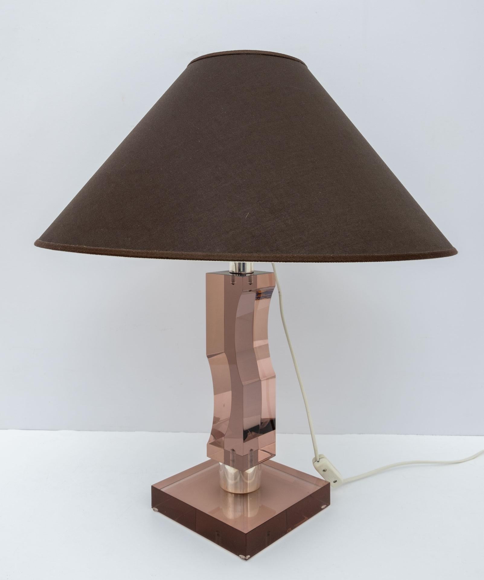 Skulpturale Lampe von hervorragender Verarbeitung, italienische Produktion aus den 70er Jahren, aus Plexiglas und Silber. Nur der Sockel misst: H44 x B18 x T18 cm