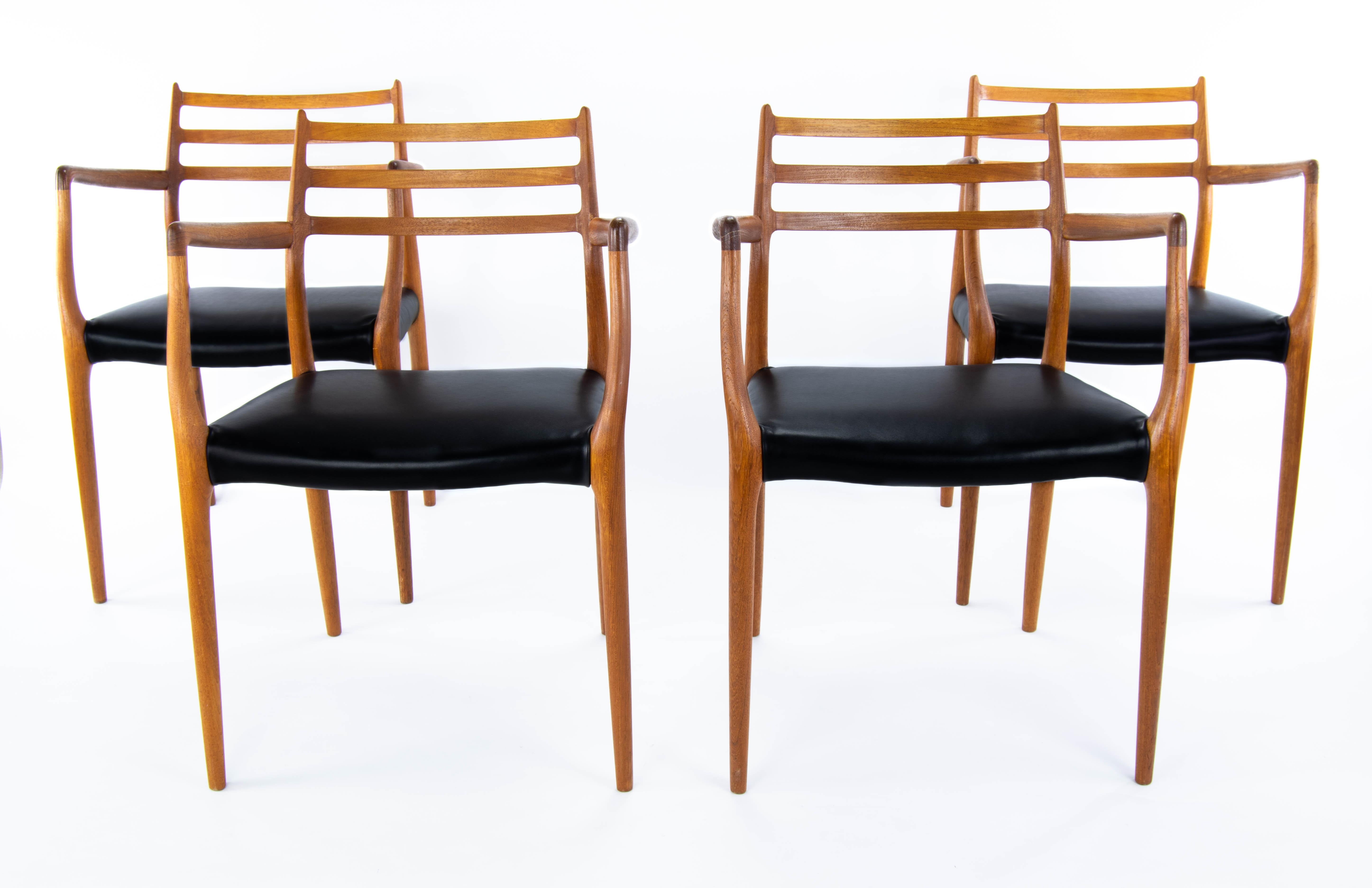 Model 62 dining armchairs, 1962.
Set of four teak dining chairs designed by Niels O. Møller for J.L. Moller Mobelfabrik, Denmark, 1962. Seats reupholstered in premium black leather.
Very good conditions.
Measurements:
Total height 80.5 cm
High seat