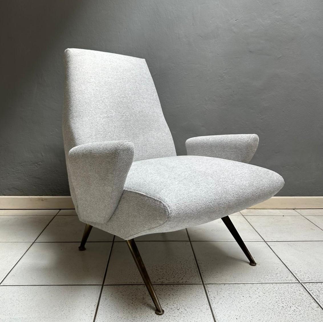 Mid-Century Modern armchair design by Nino Zoncada, Italian manufacture.
The armchair has brass legs and a light gray cotton fabric cover.
New upholstery.
Elegant design typical of the designer, the brass legs give elegance and solidity to the